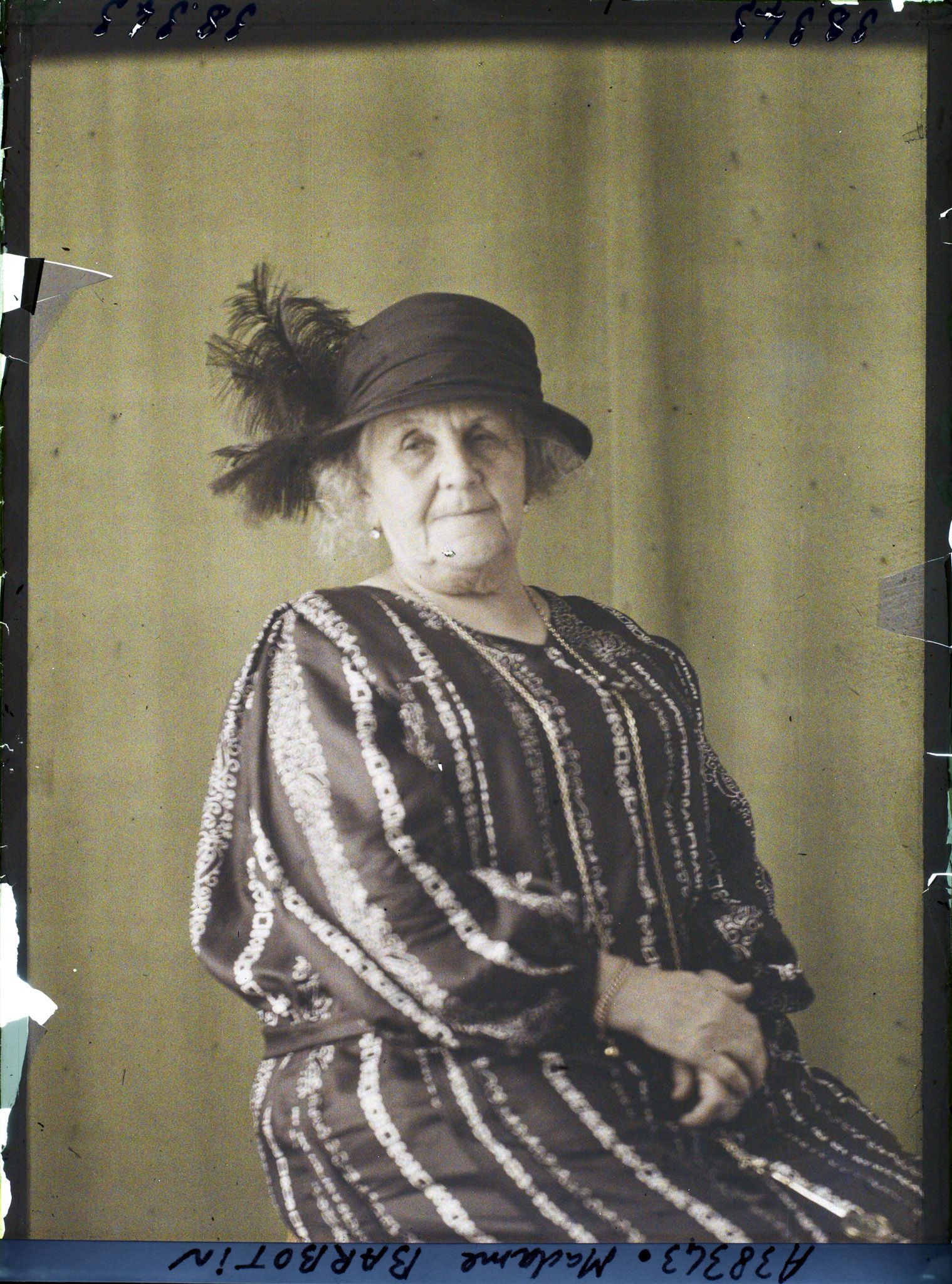 Image représentant https://musee-albert-kahn.s-museum.fr/home/NWQ2OTAwYzNmYjZlZTk1ZWQwODJmMjY4L2dlbmVyaWMtbm90aWNlLXRhYi9hdXRob3JpdHkvNjE3YTc5ZjVjZjhiODk2OGIzMzM3ZDIx/5d6900c3fb6ee95ed082f268/generic-notice-tab/authority/617a79ebcf8b8968b33367db Madame Barbotin