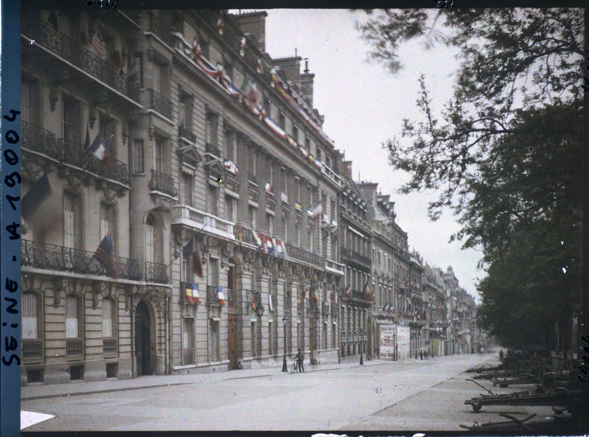 Image représentant Immeubles décorés et canons exposés sur l'avenue des Champs-Elysées (au niveau du n°104 ?)