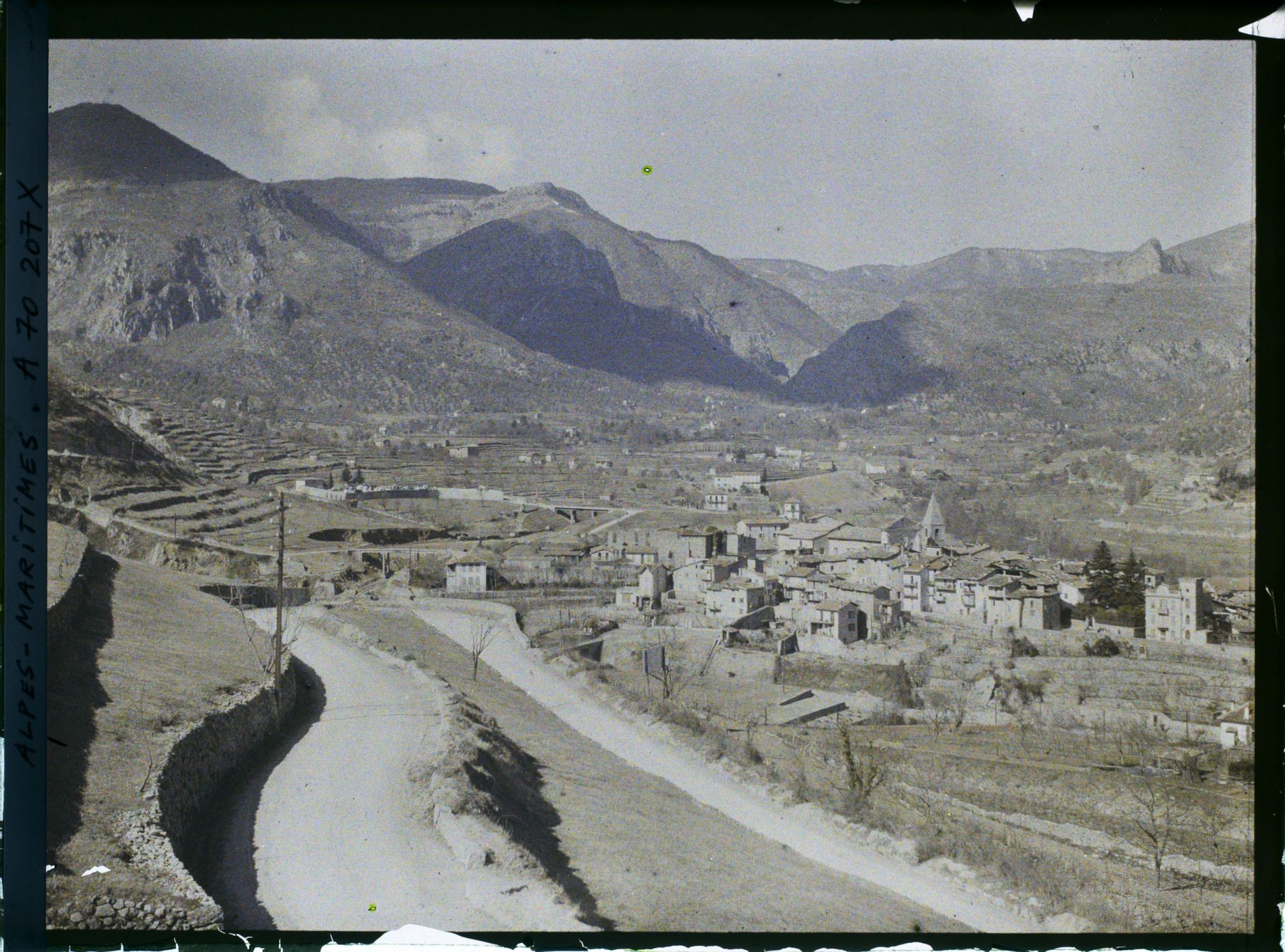 Image représentant Vue panoramique sur le village de Sospel, ses cultures et son environnement