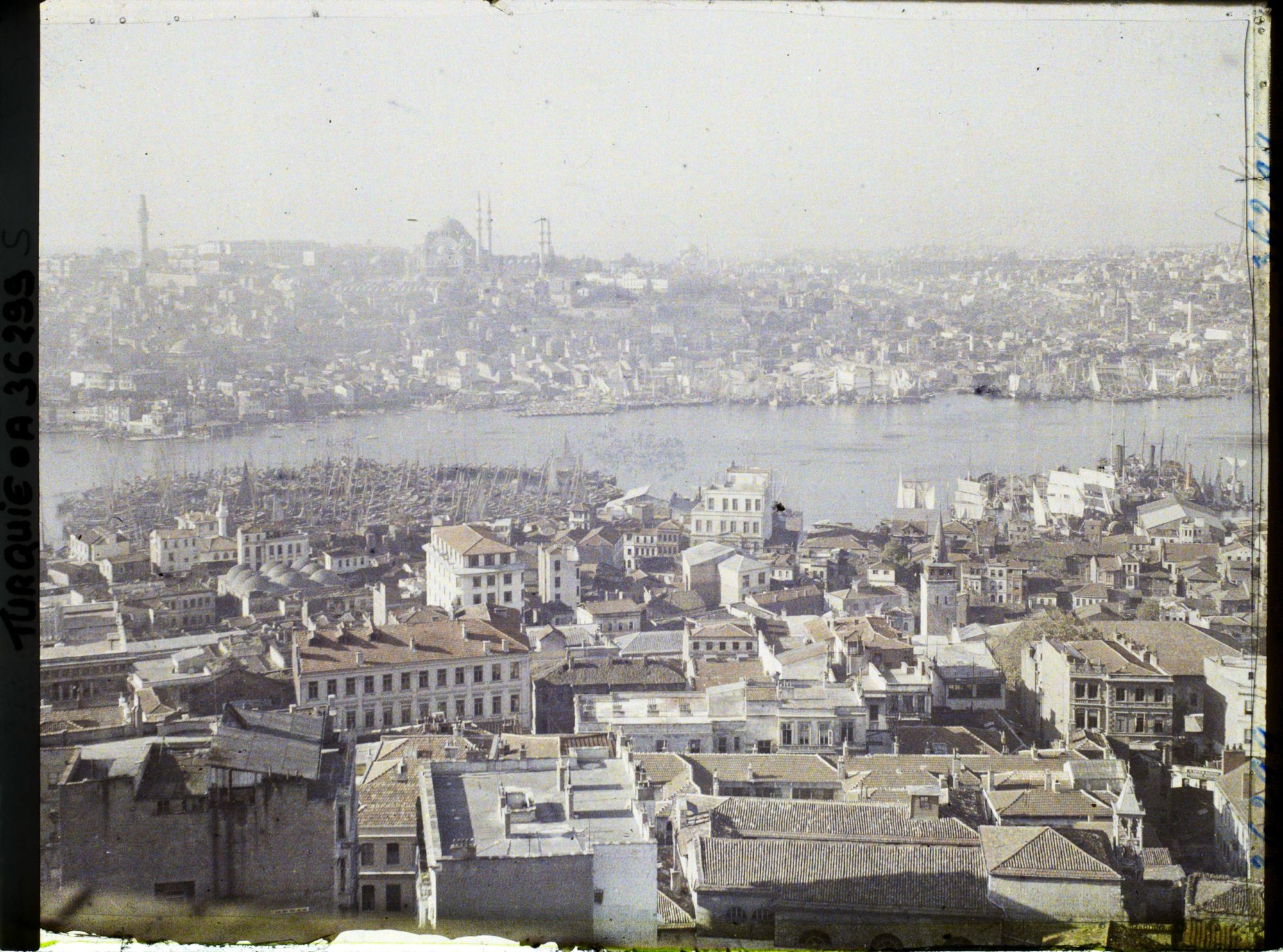 Image représentant La Corne d'Or, vue depuis le haut de la tour de Galata (rive gauche, nord) vers la Suleymaniye Camii