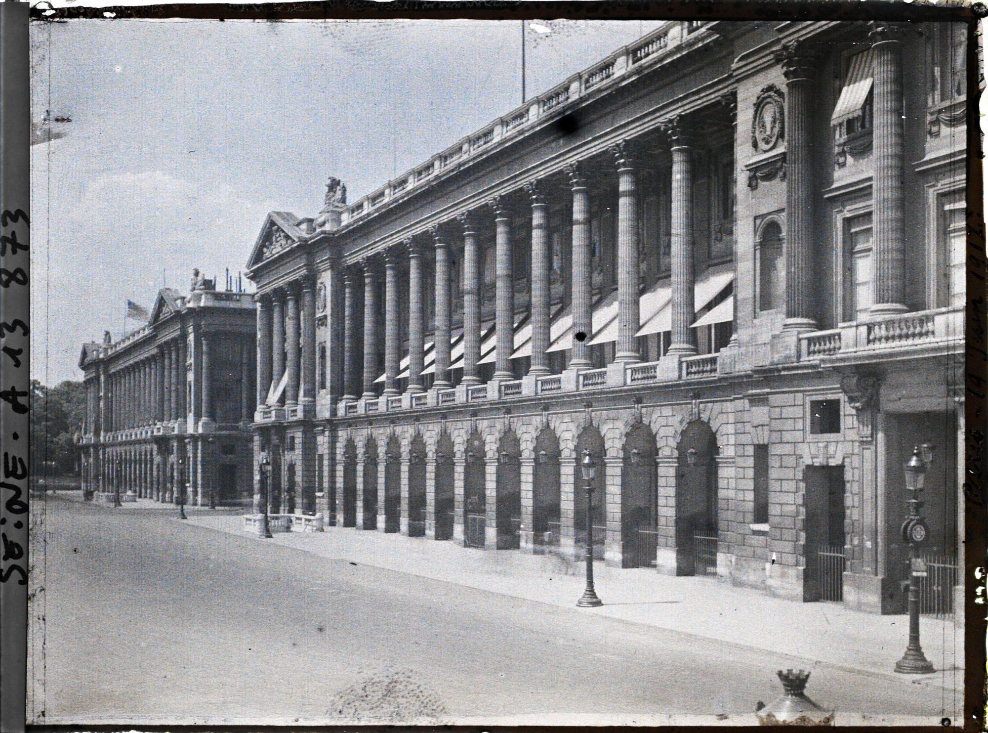 Image représentant L'hôtel de Crillon et l'hôtel de la Marine place de la Concorde