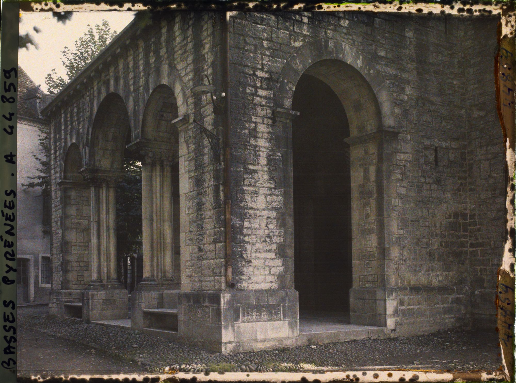 Image représentant France, Sauveterre de Béarn, Le Porche de l'Eglise