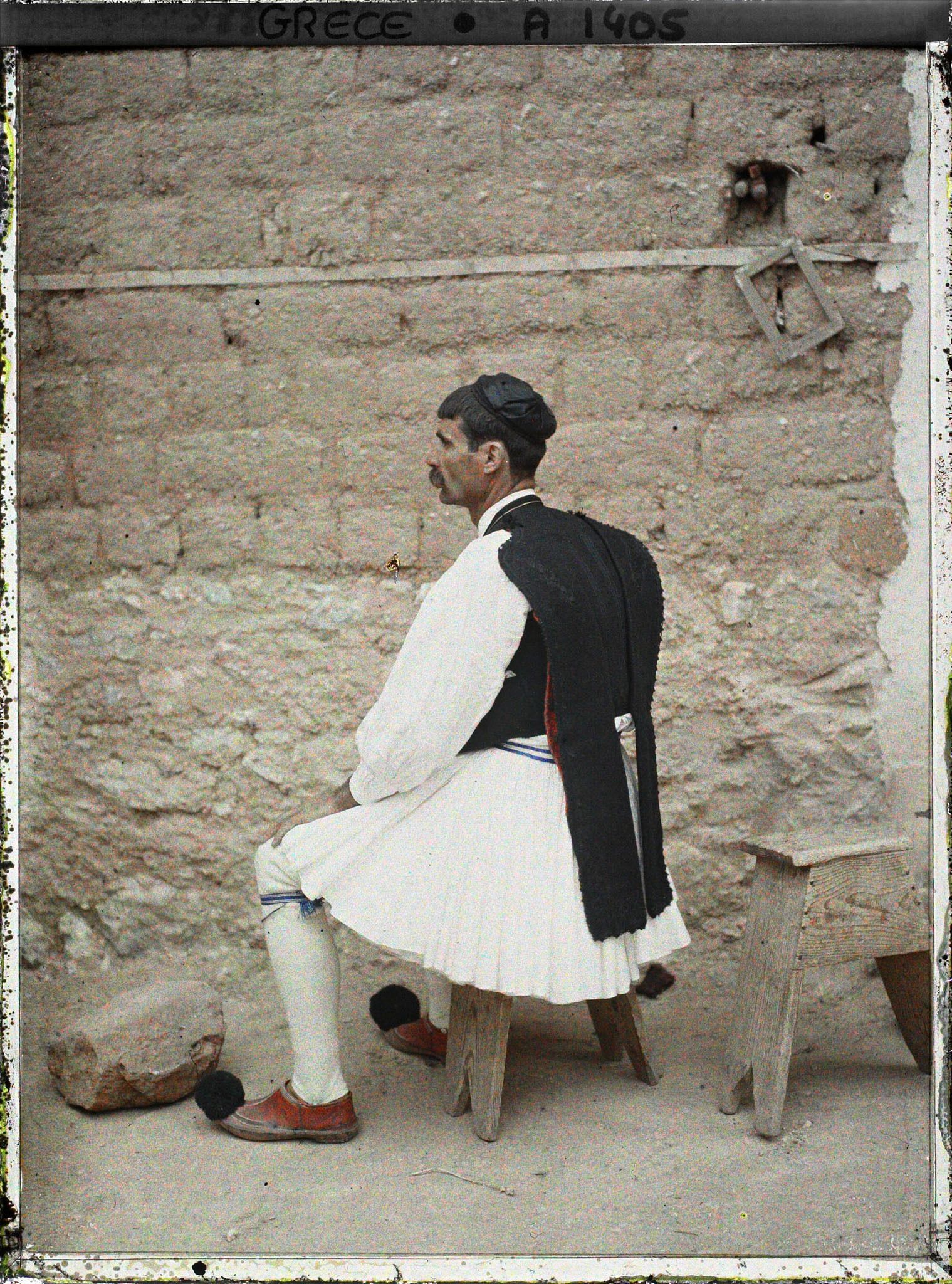 Image représentant Le même, assis de 3/4