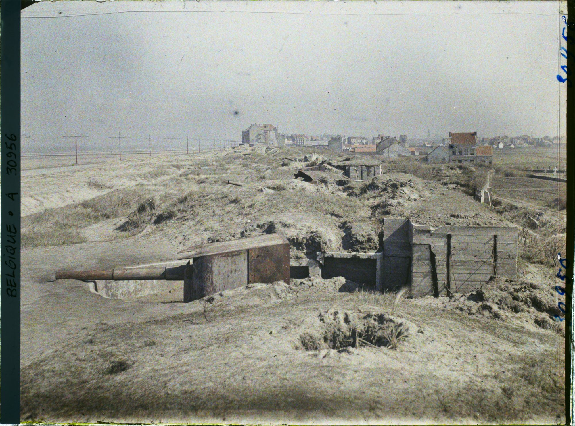 Image représentant Belgique, Middelkerke, Ensemble de la Batterie Cécilie; au fond, Mariakerke