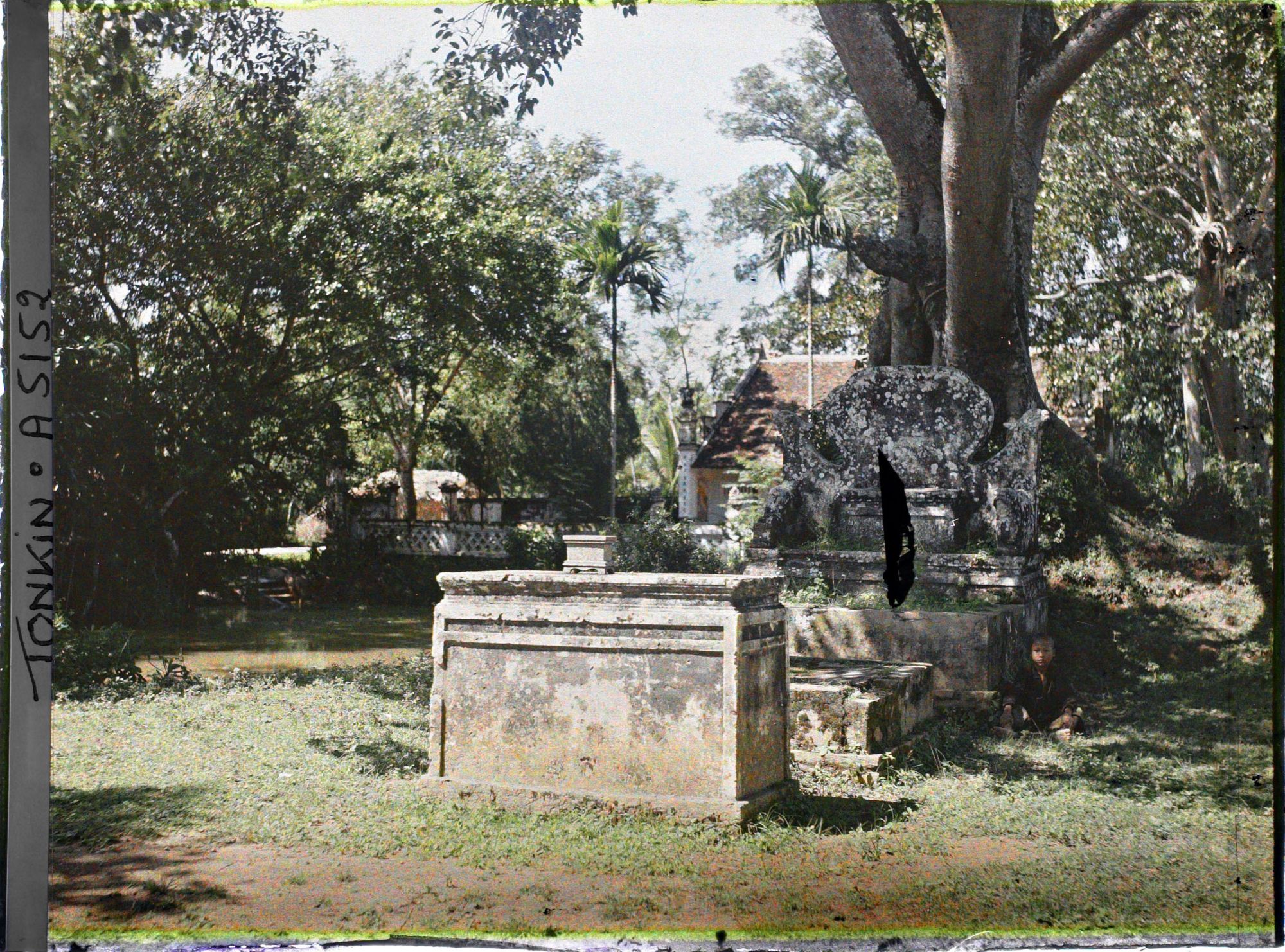 Image représentant Un autel champêtre près d'un petit temple bouddhique