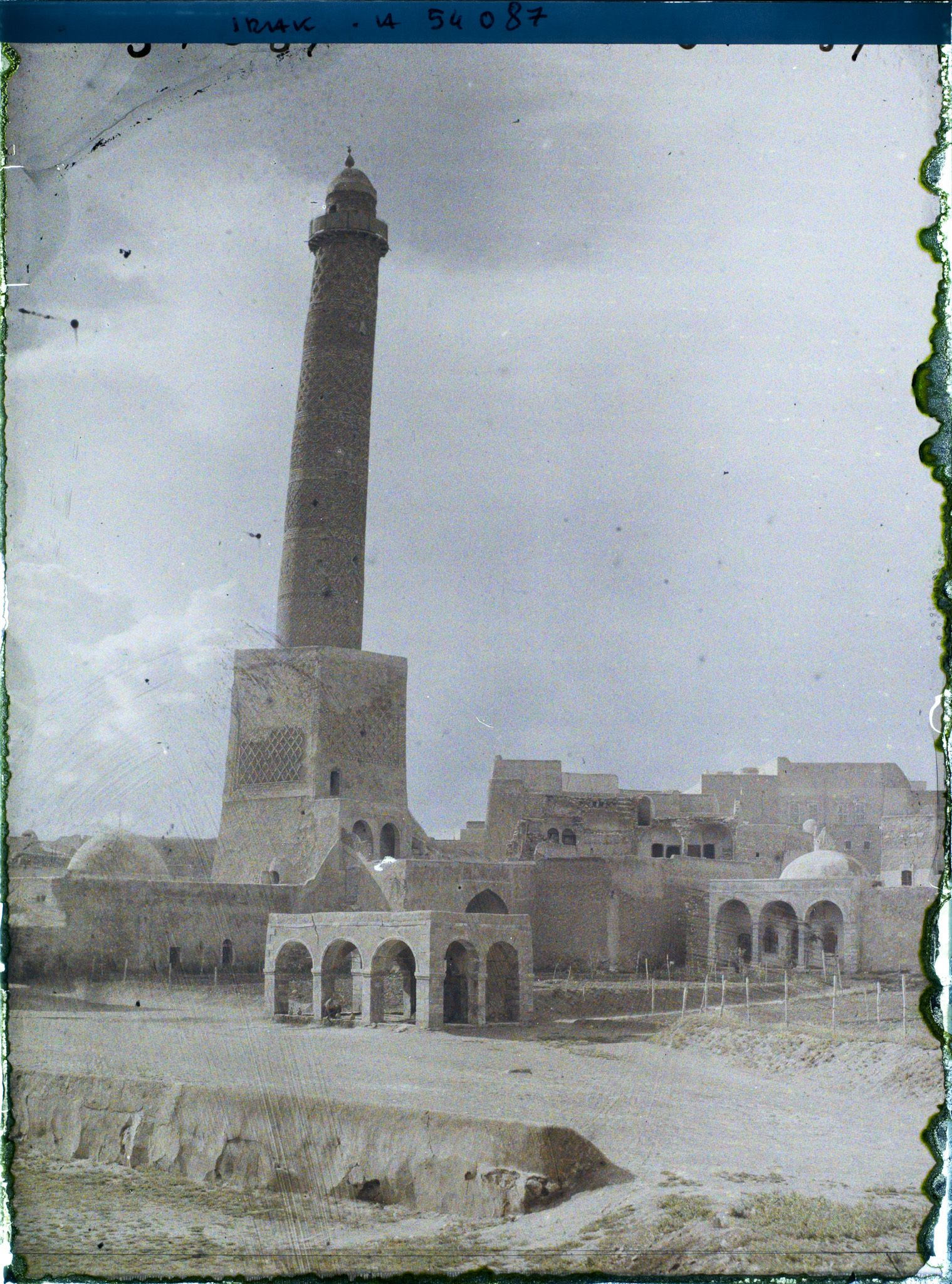 Image représentant Le minaret Al-Hadba de la grande mosquée omeyyade, à côté de la Grande Mosquée d'Al-Nouri