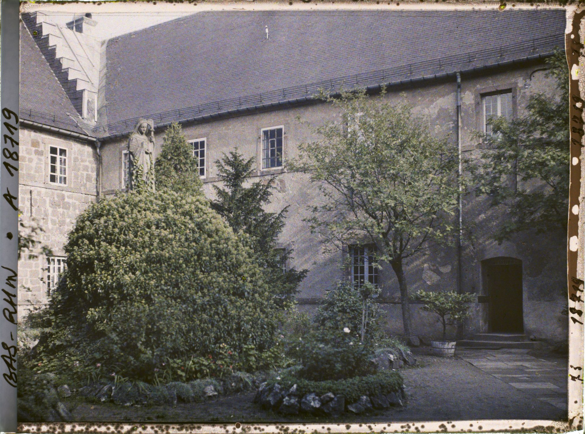 Image représentant France, Ste Odile, La petite cour intérieure du couvent avec la Statue de Ste Odile