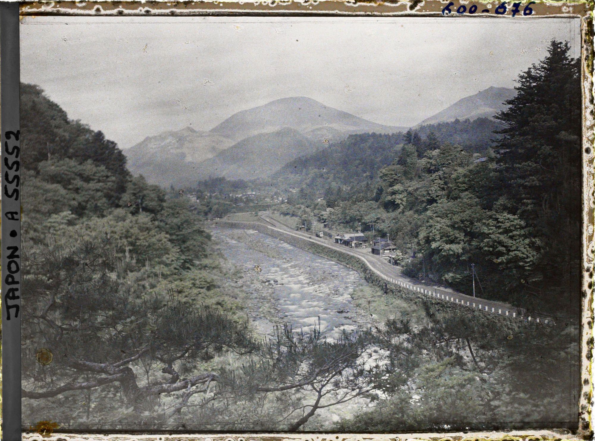 Image représentant Vallée de la Daiyagawa (rivière Daiya) et le Nantaisan (Mont Nantai), vus depuis les jardins de l'hôtel Kanaya