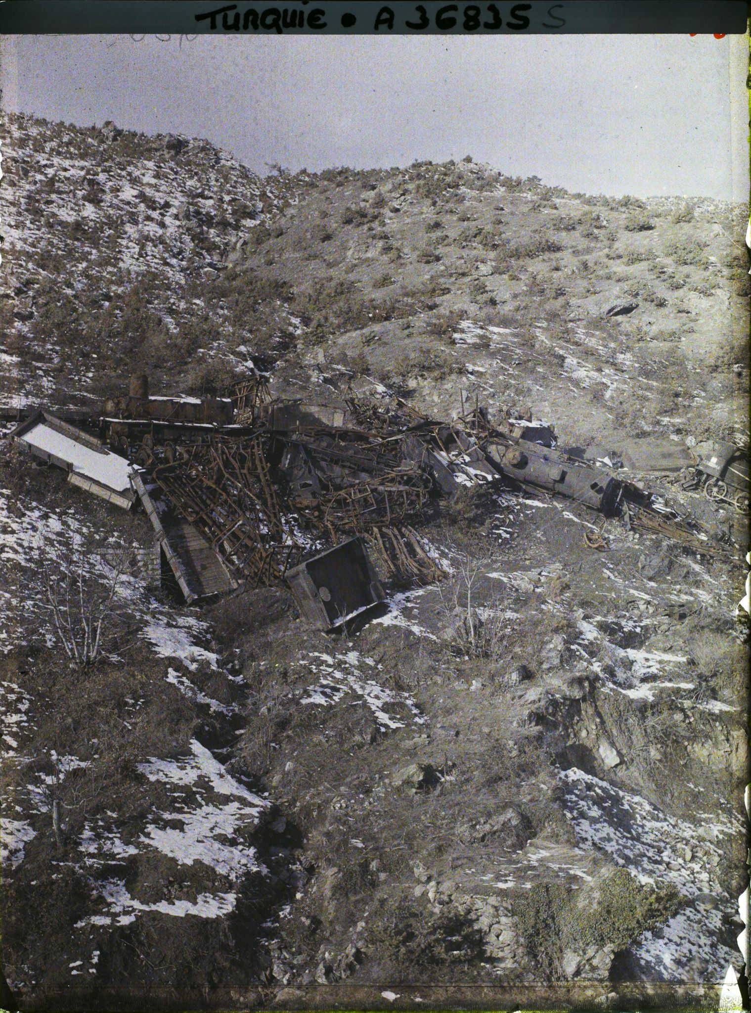 Image représentant Turquie, Entre Karakeui et Biledjik, Locomotive détruite par les Grecs Wagons et locomotive précipités dans le Kara-Sou