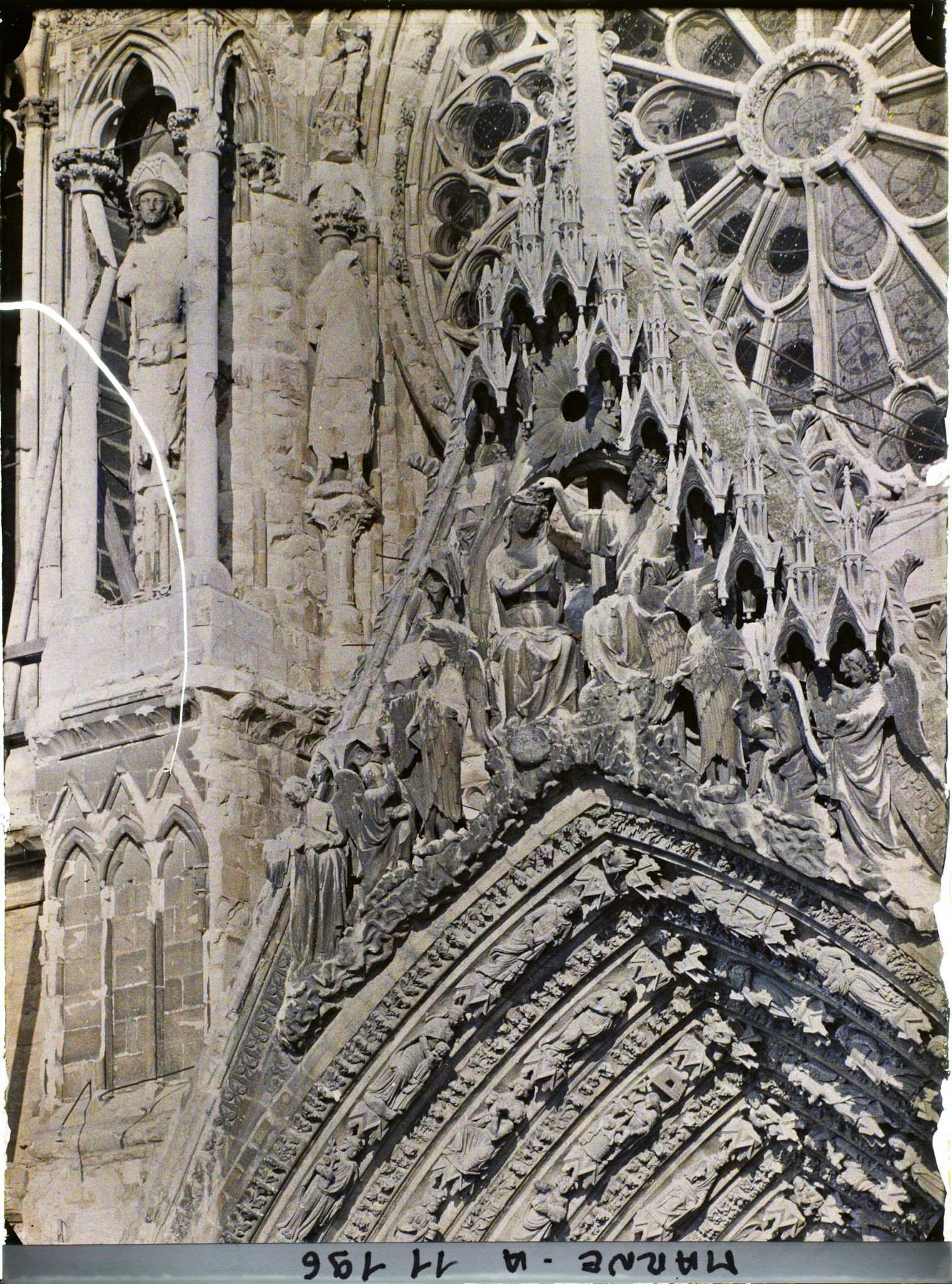 Image représentant Gâblecentral de la façade occidentale