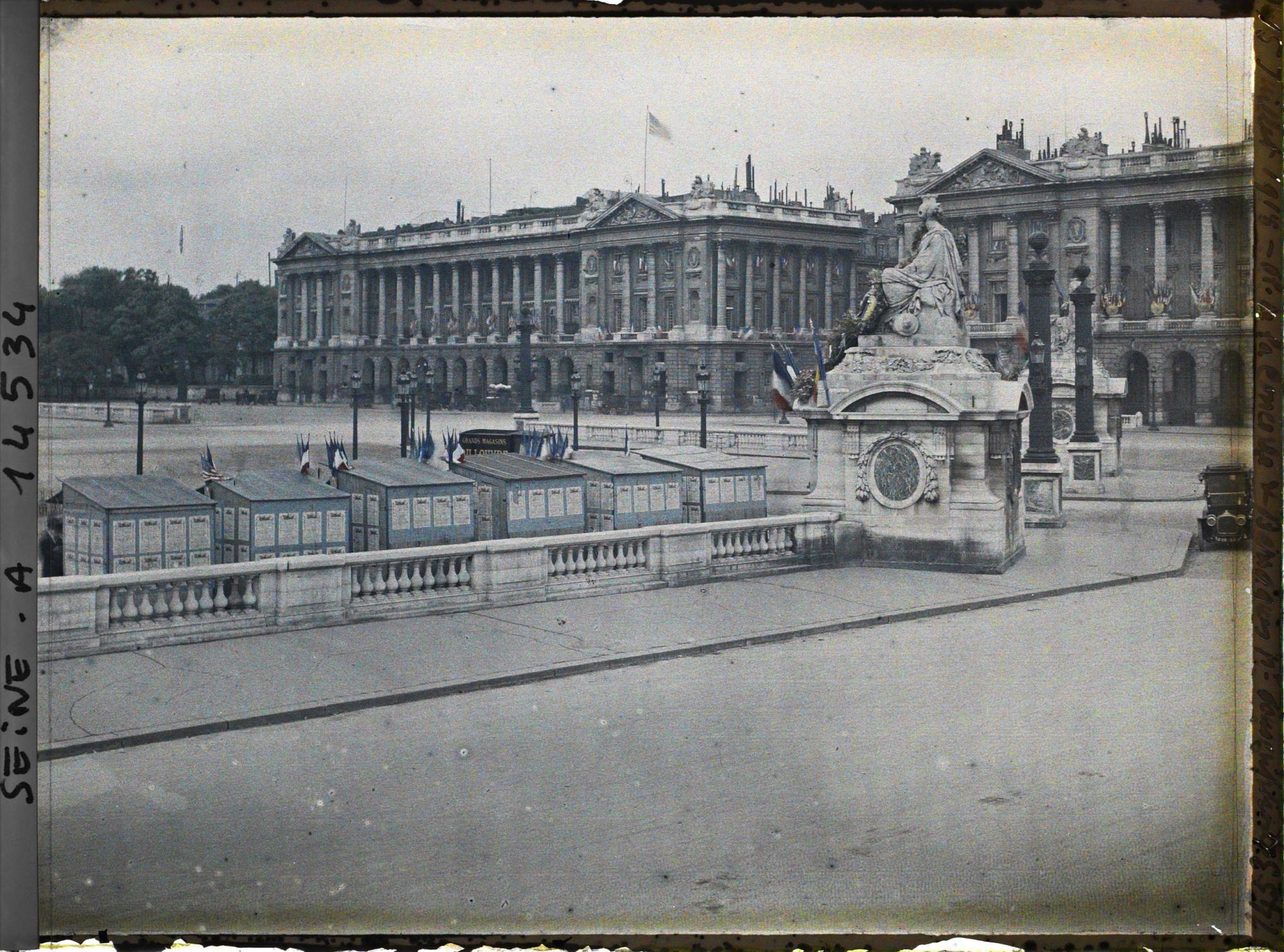 Image représentant Baraques de souscription à côté de la statue de Strasbourg, place de la Concorde