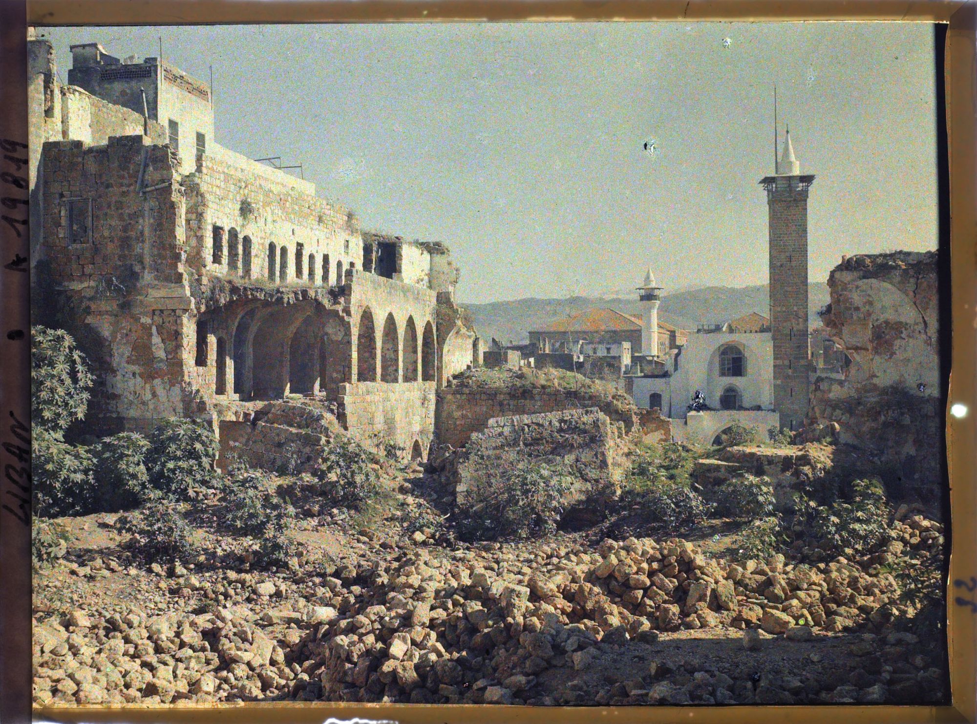 Image représentant Le probable minaret blanc de la Petite mosquée du sérail et celui de Djami El-Omari dit la Grande Mosquée