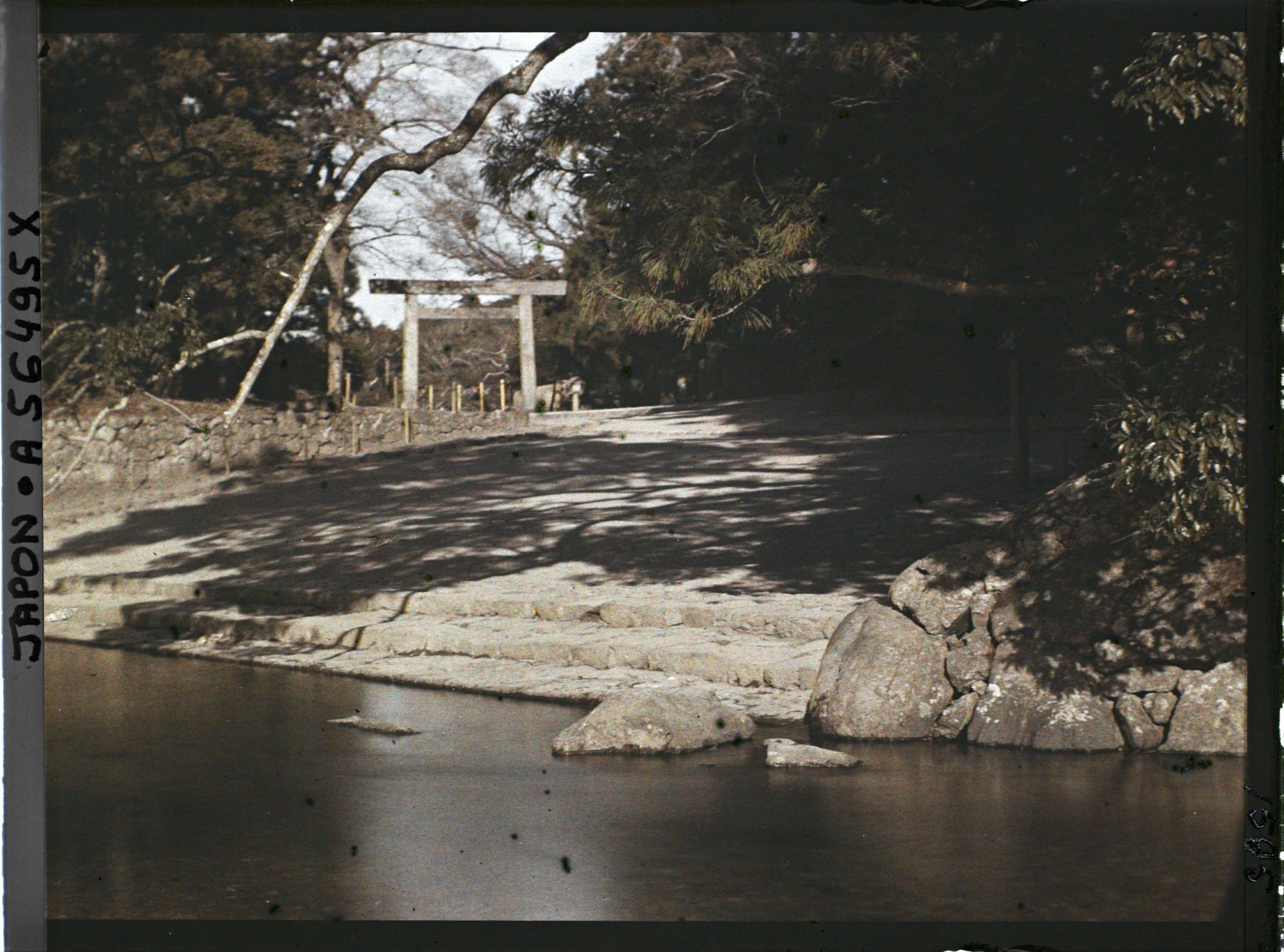 Image représentant Sanctuaire Ise Jingû : entrée secondaire et Dai-ichi-torii (?) du temple