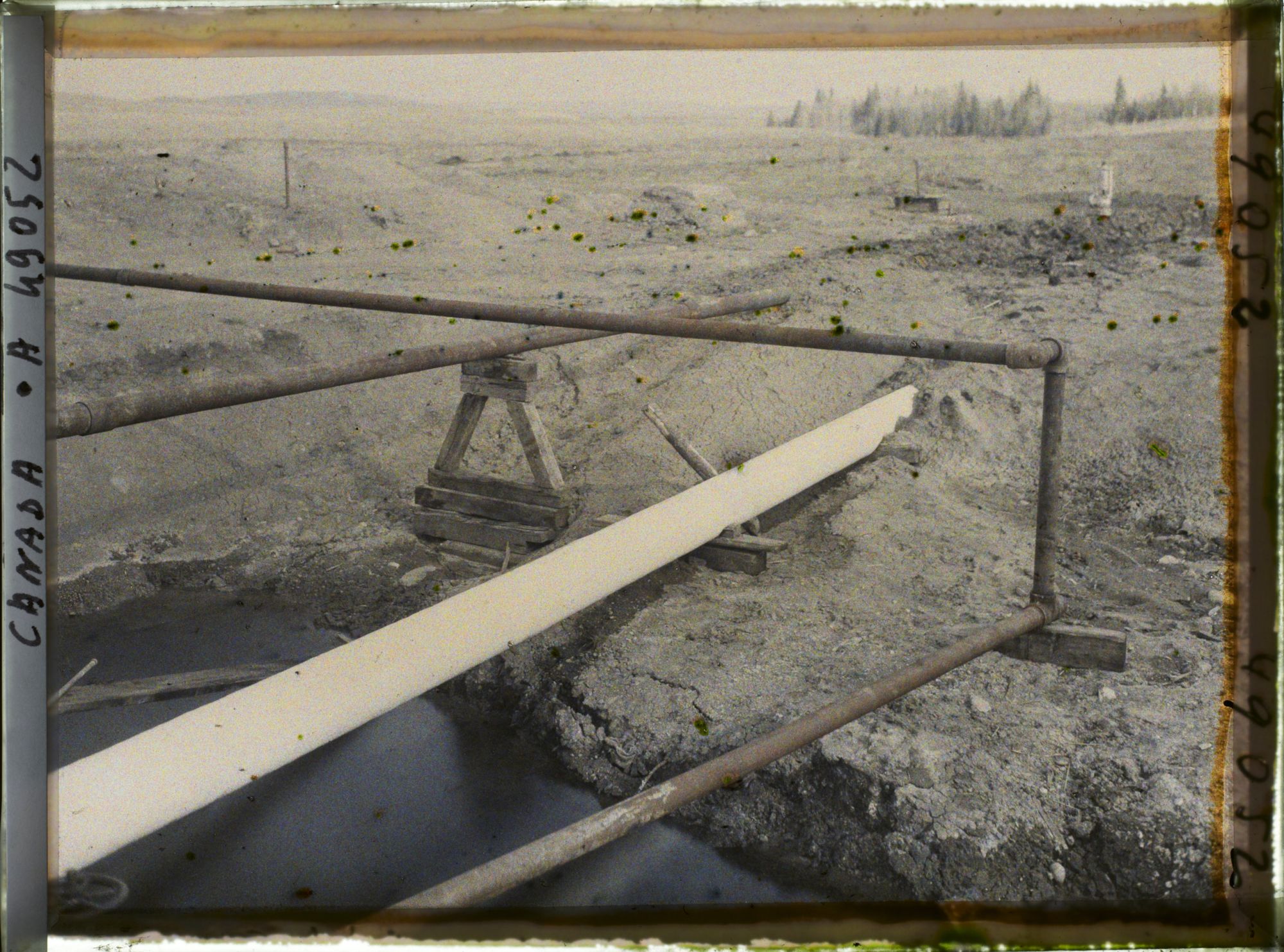 Image représentant Canada, Foot Hills Turner Valley, Puits Royalite 4, pipe line à la sortie du puits et tuyaux du gaz naturel