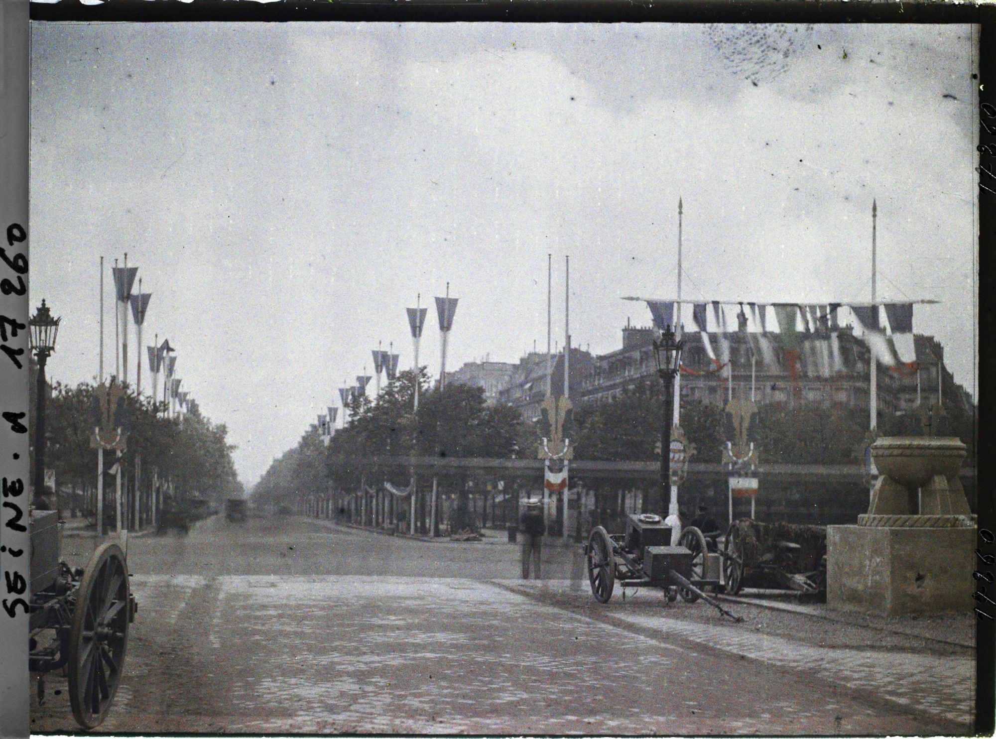 Image représentant L'avenue de la Grande-Armée décorée de drapeaux et de canons pour les fêtes de la Victoire des 13 et 14 juillet