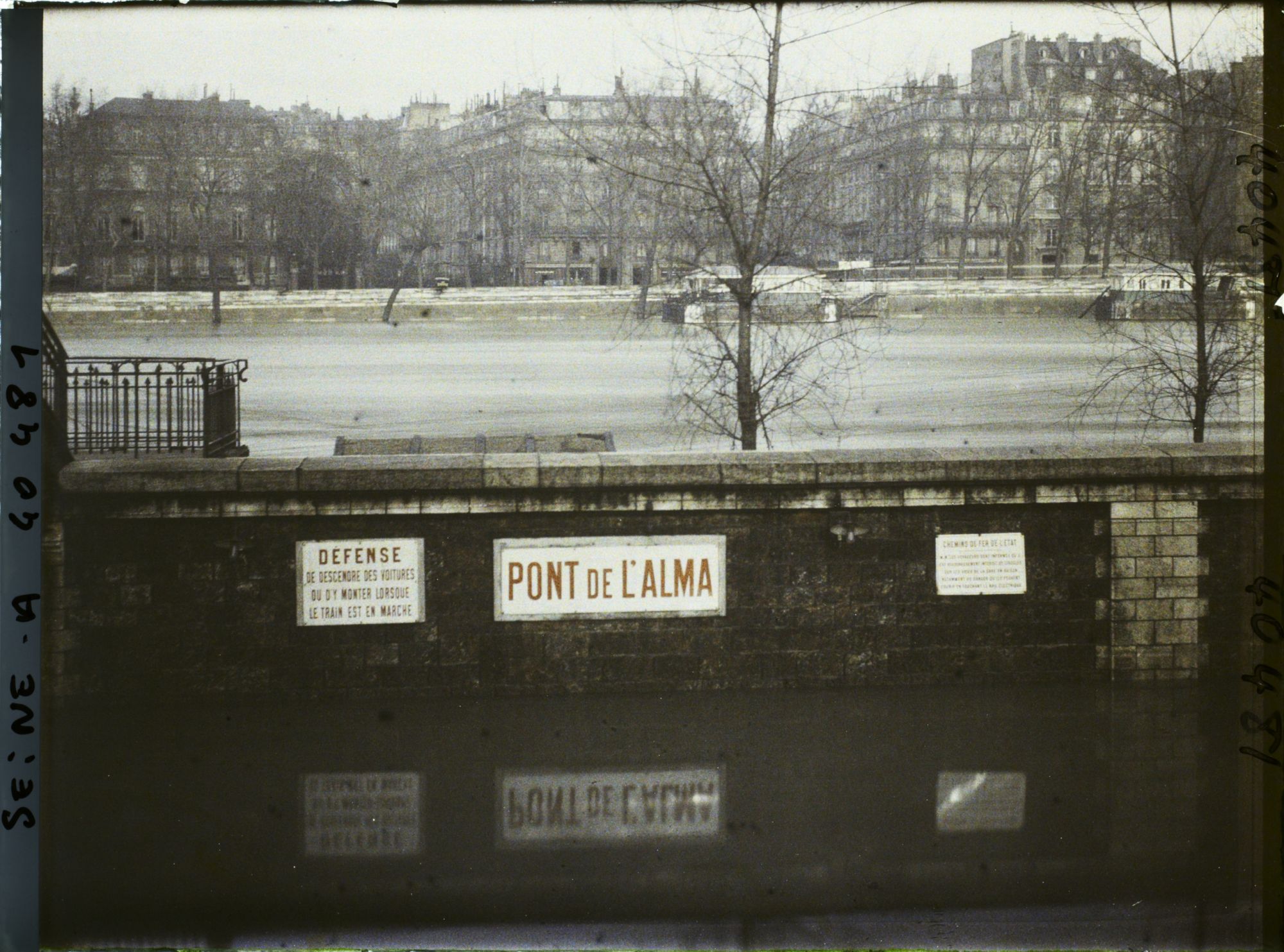 Image représentant Les quais de la gare du Pont de l'Alma inondés par la crue de la Seine
