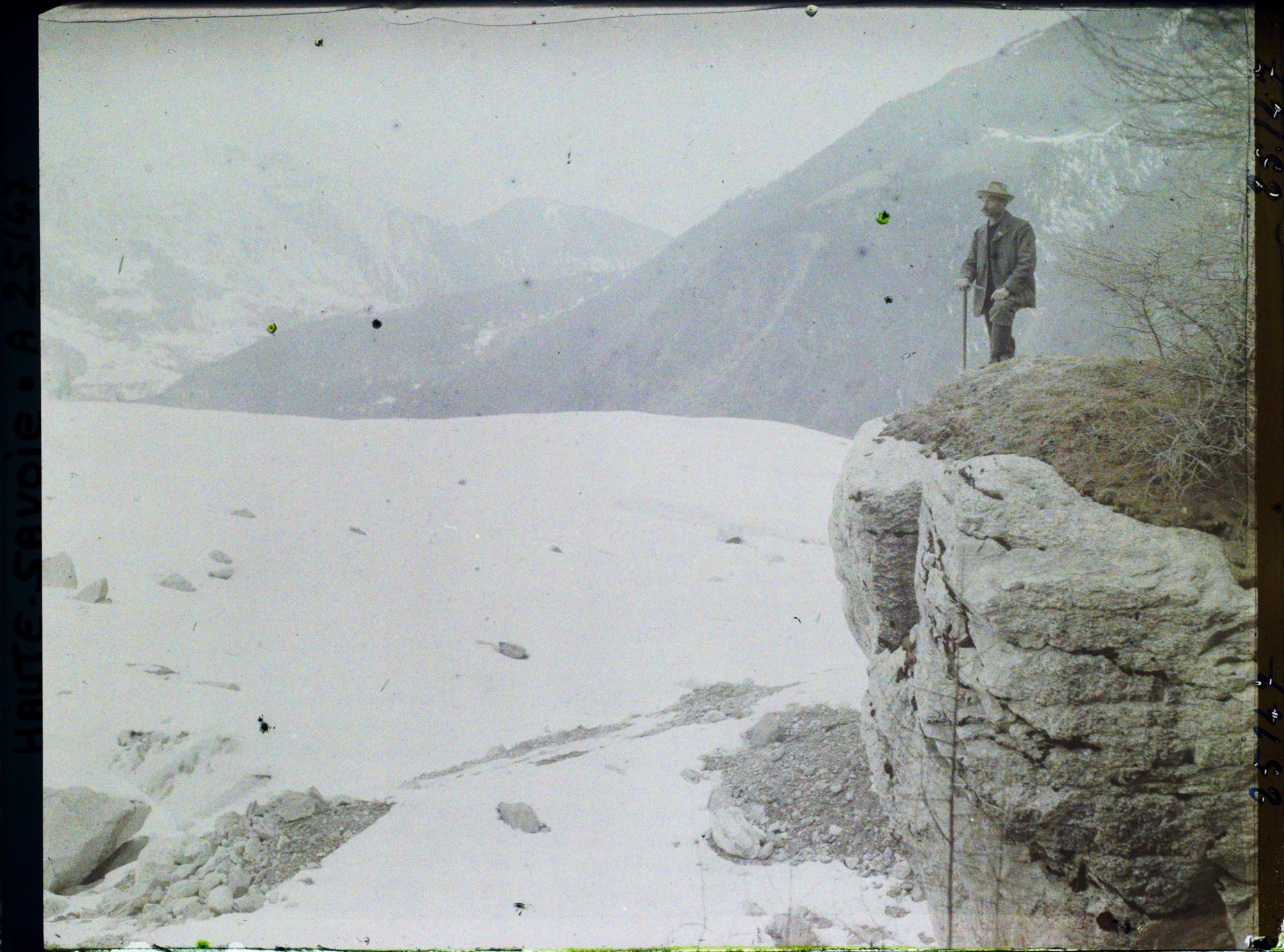 Image représentant France Les Alpes, Glacier des Bossons : La moraine des Bossons, au fond, le Prarion, la Tête Noire et le Col de la Forela