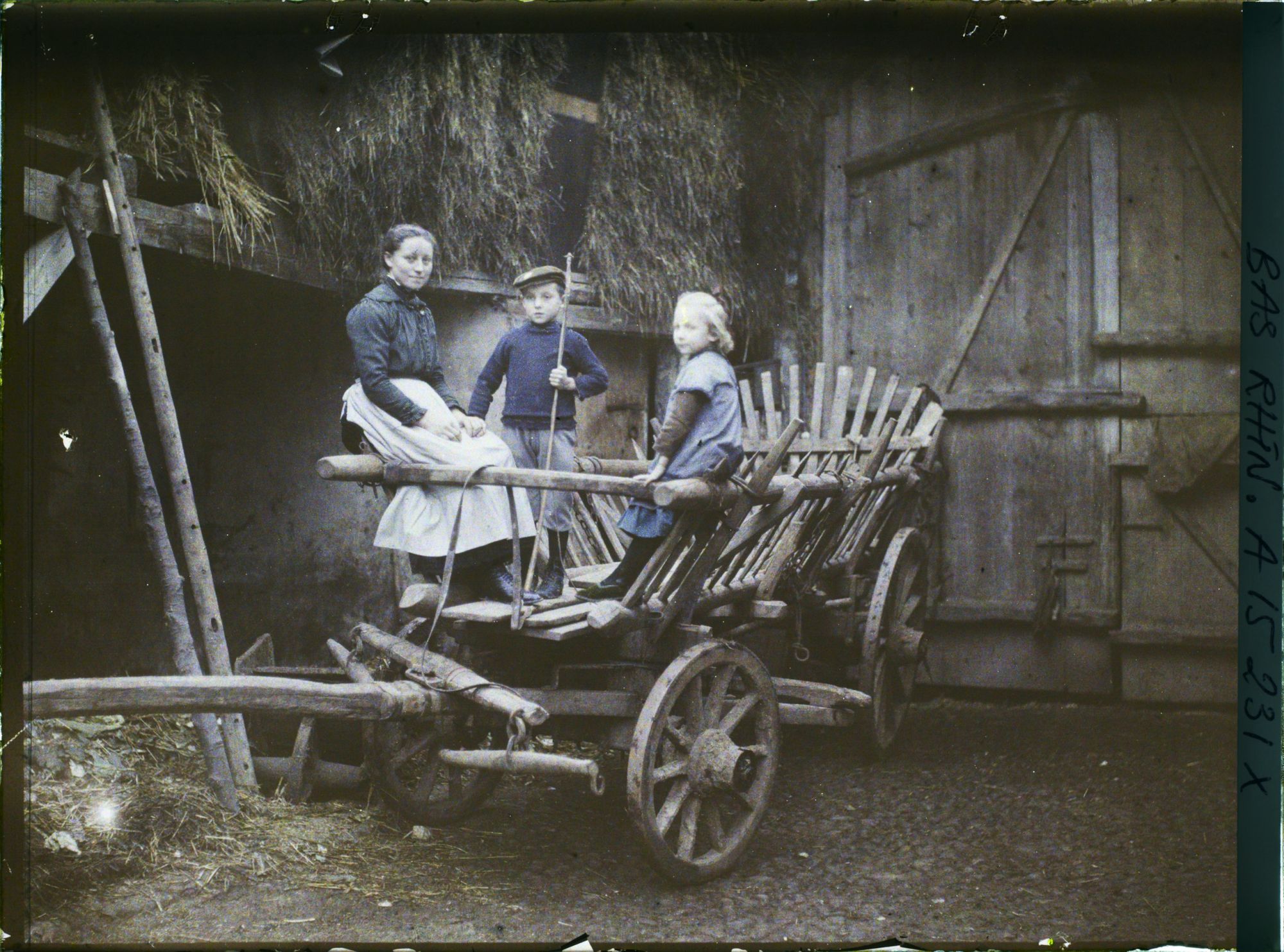 Image représentant France Alsace, Environs de Strasbourg, Geispolsheim, Le Char à 4 roues avec personnages.