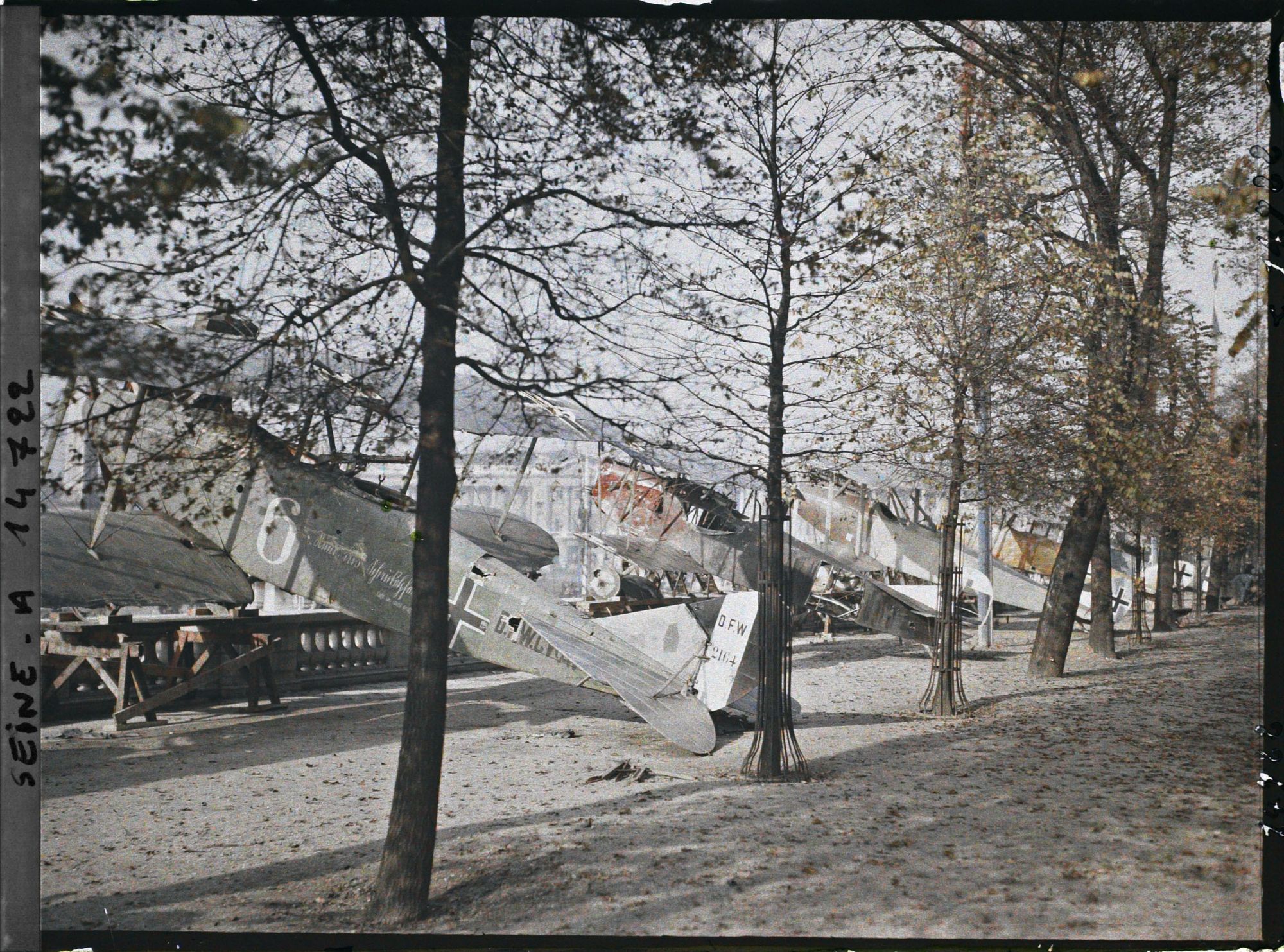 Image représentant Avions pris aux Allemands exposés au jardin des Tuileries, à côté de la place de la Concorde