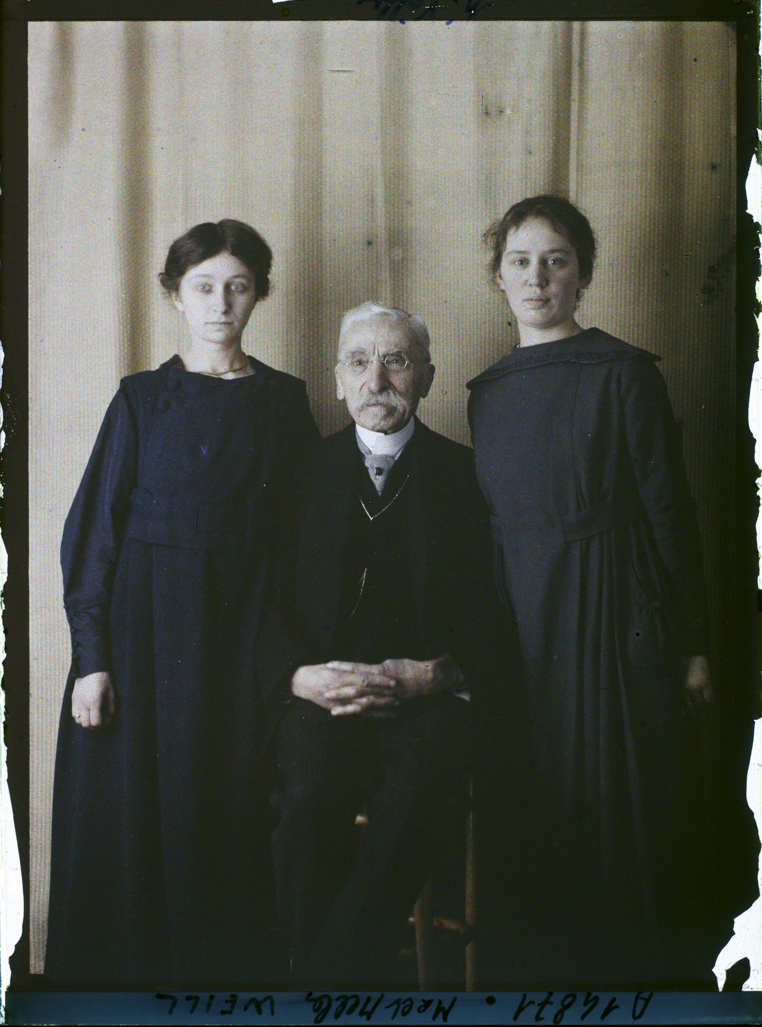 Image représentant https://musee-albert-kahn.s-museum.fr/home/NWQ2OTAwYzNmYjZlZTk1ZWQwODJmMjY4L2dlbmVyaWMtbm90aWNlLXRhYi9hdXRob3JpdHkvNjE3YTc5ZjVjZjhiODk2OGIzMzM3ZDIx/5d6900c3fb6ee95ed082f268/generic-notice-tab/authority/617a79ebcf8b8968b3337a0b Monsieur Weill  avec  https://musee-albert-kahn.s-museum.fr/home/NWQ2OTAwYzNmYjZlZTk1ZWQwODJmMjY4L2dlbmVyaWMtbm90aWNlLXRhYi9hdXRob3JpdHkvNjE3YTc5ZjVjZjhiODk2OGIzMzM3ZDIx/5d6900c3fb6ee95ed082f268/generic-notice-tab/authority/617a79ebcf8b8968b3337a0d sa fille Germaine  et  https://musee-albert-kahn.s-museum.fr/home/NWQ2OTAwYzNmYjZlZTk1ZWQwODJmMjY4L2dlbmVyaWMtbm90aWNlLXRhYi9hdXRob3JpdHkvNjE3YTc5ZjVjZjhiODk2OGIzMzM3ZDIx/5d6900c3fb6ee95ed082f268/generic-notice-tab/authority/617a79ebcf8b8968b3337a0e sa fille Jeanne