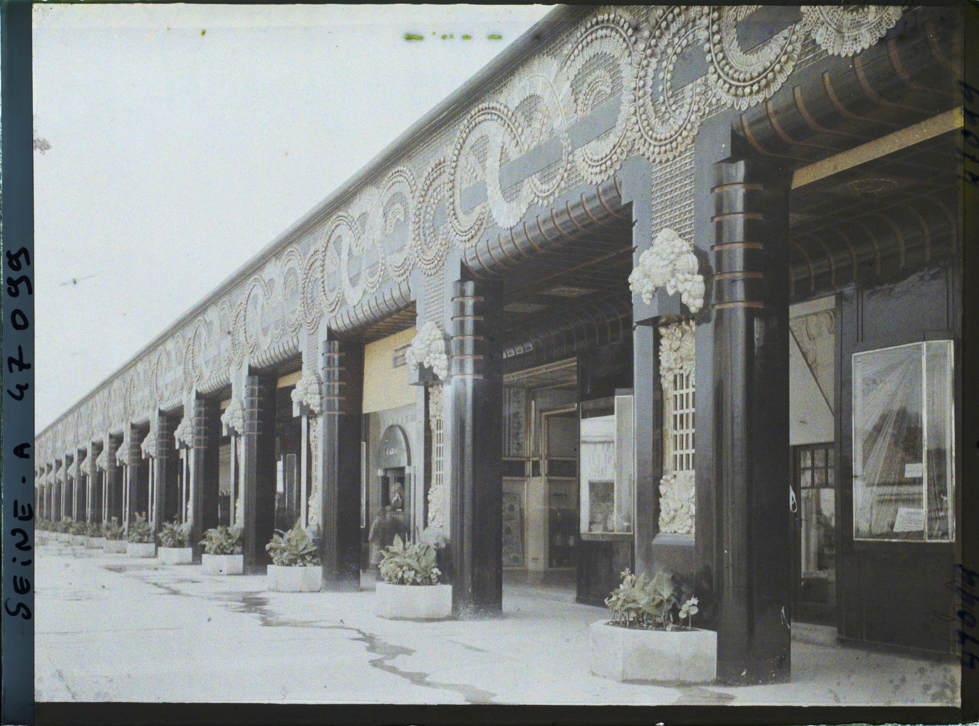 Image représentant L'Exposition des arts décoratifs, Galerie des boutiques françaises, 125 m le long de la gare des Invalides