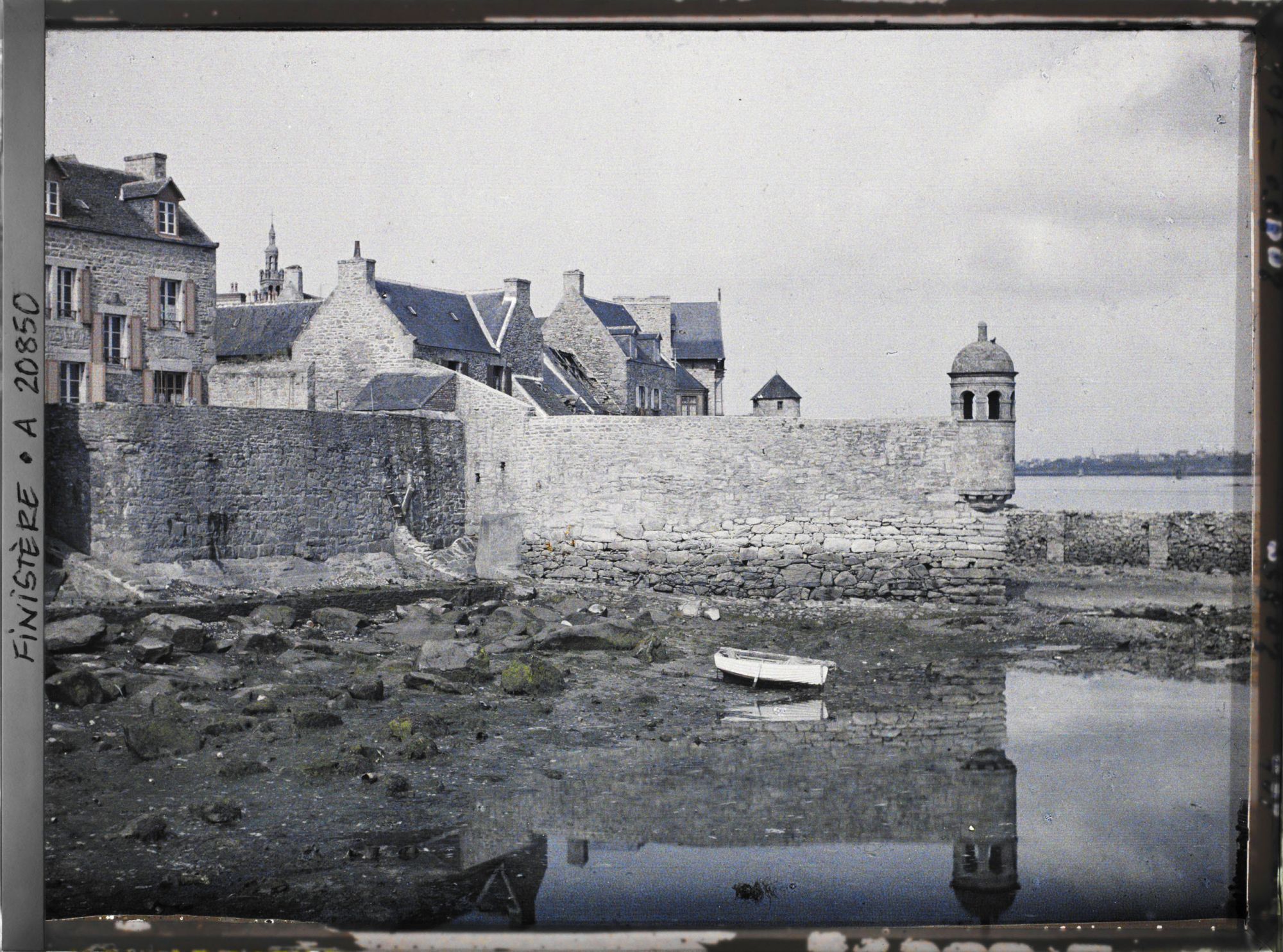 Image représentant Le mur et la tourelle du jardin de Marie Stuart