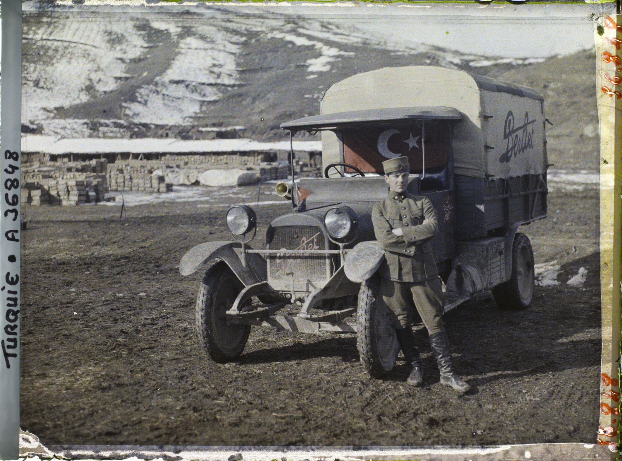 Image représentant Le Lieutenant Ikmet Kairri dans un camion Berliet
