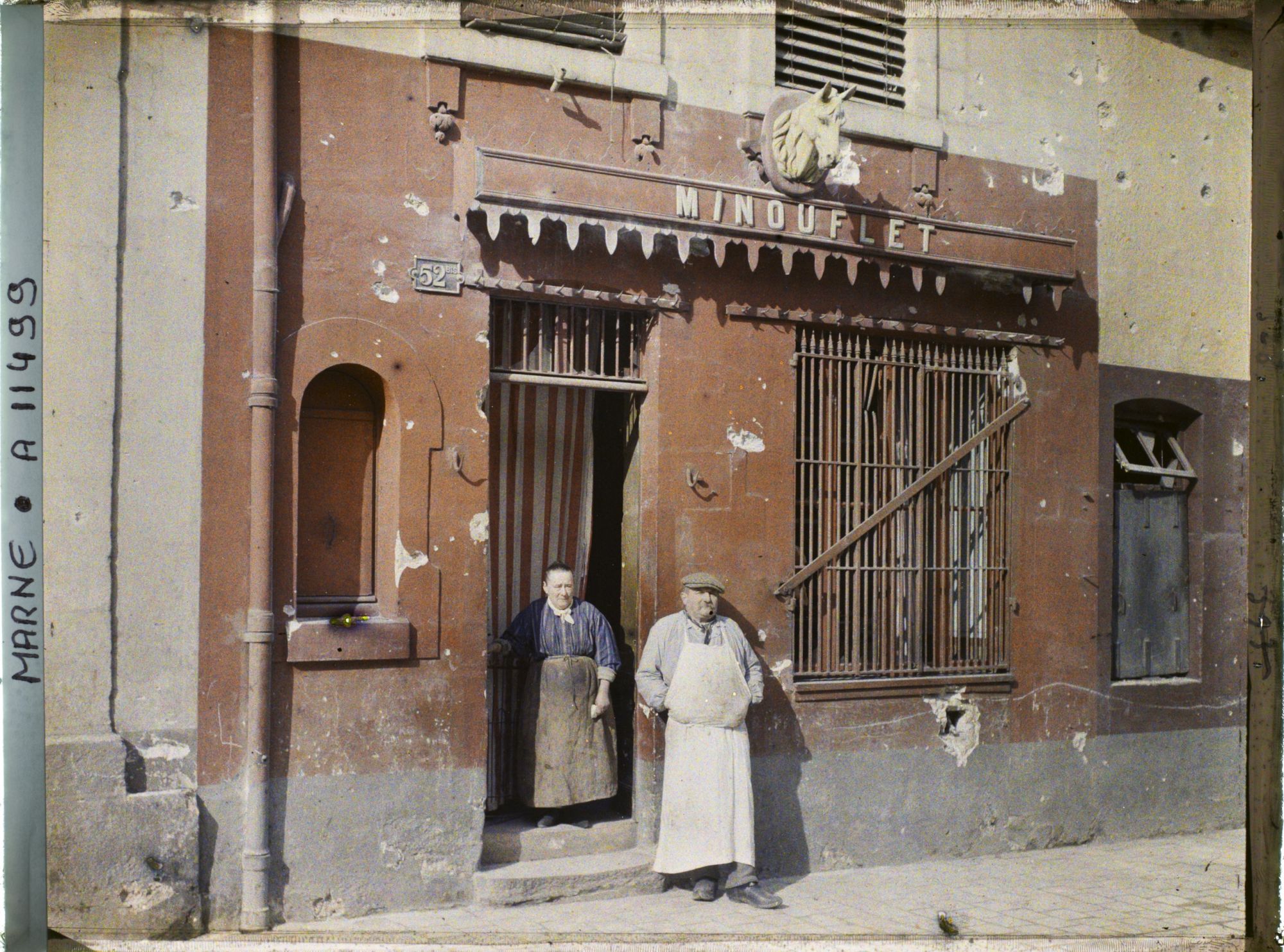 Image représentant Boucher et sa femme sur le pas de leur boucherie chevaline Minouflet
