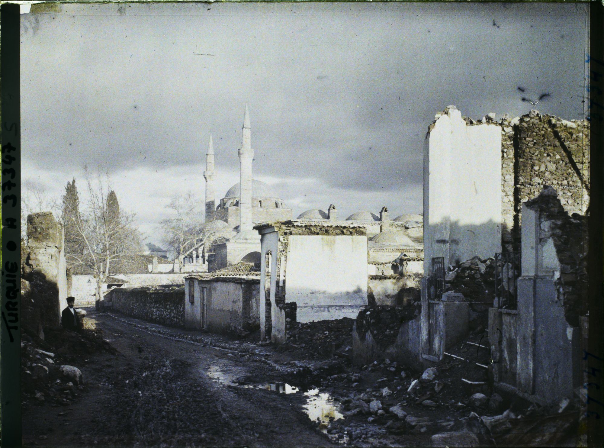 Image représentant Turquie, Magnesie, La Sultan-Djami, vue à travers les ruines