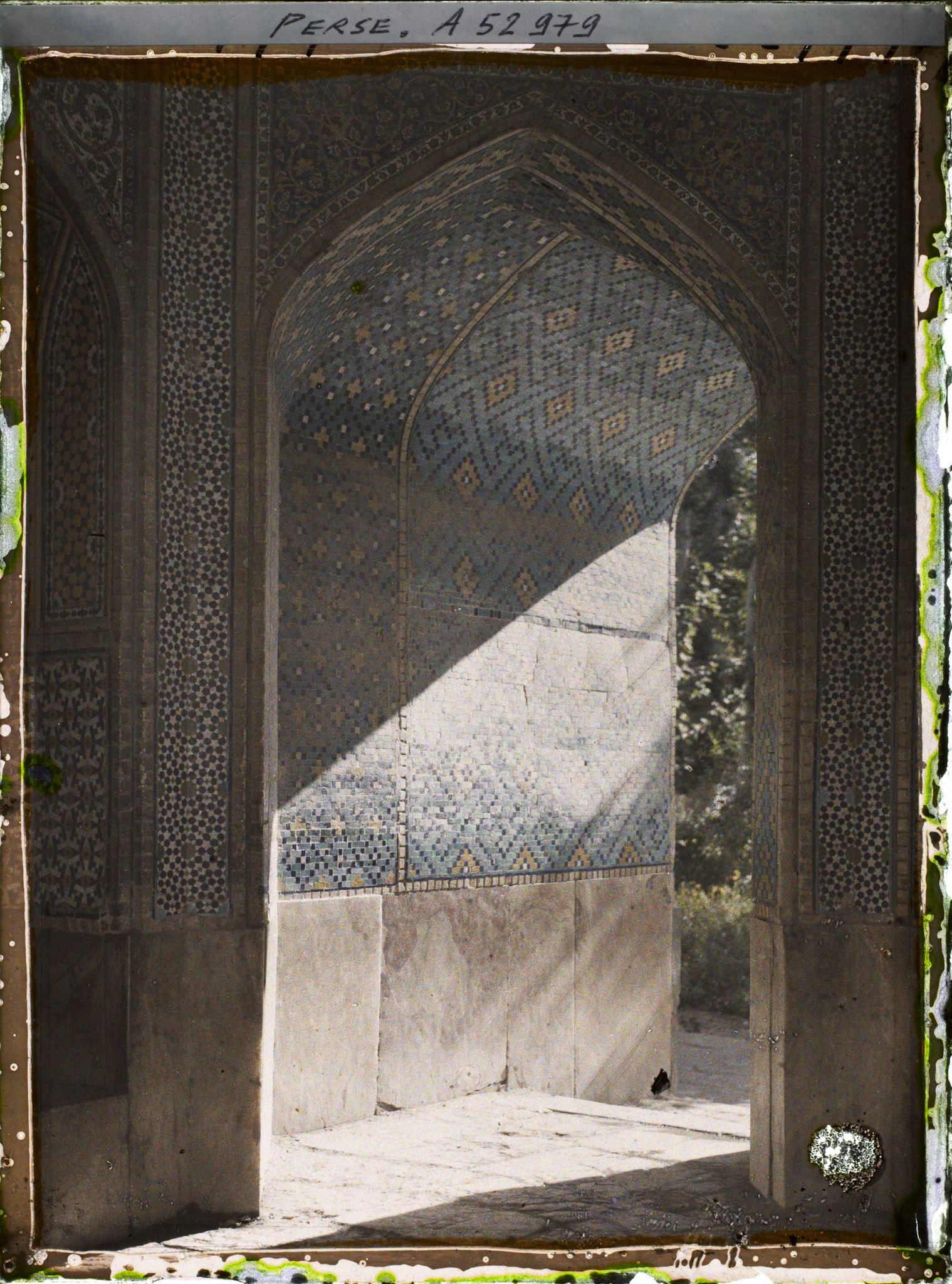 Image représentant La Madreseh Mader-i-Chah, école coranique dite "de la mère du Chah" (1714), couloir d'entrée