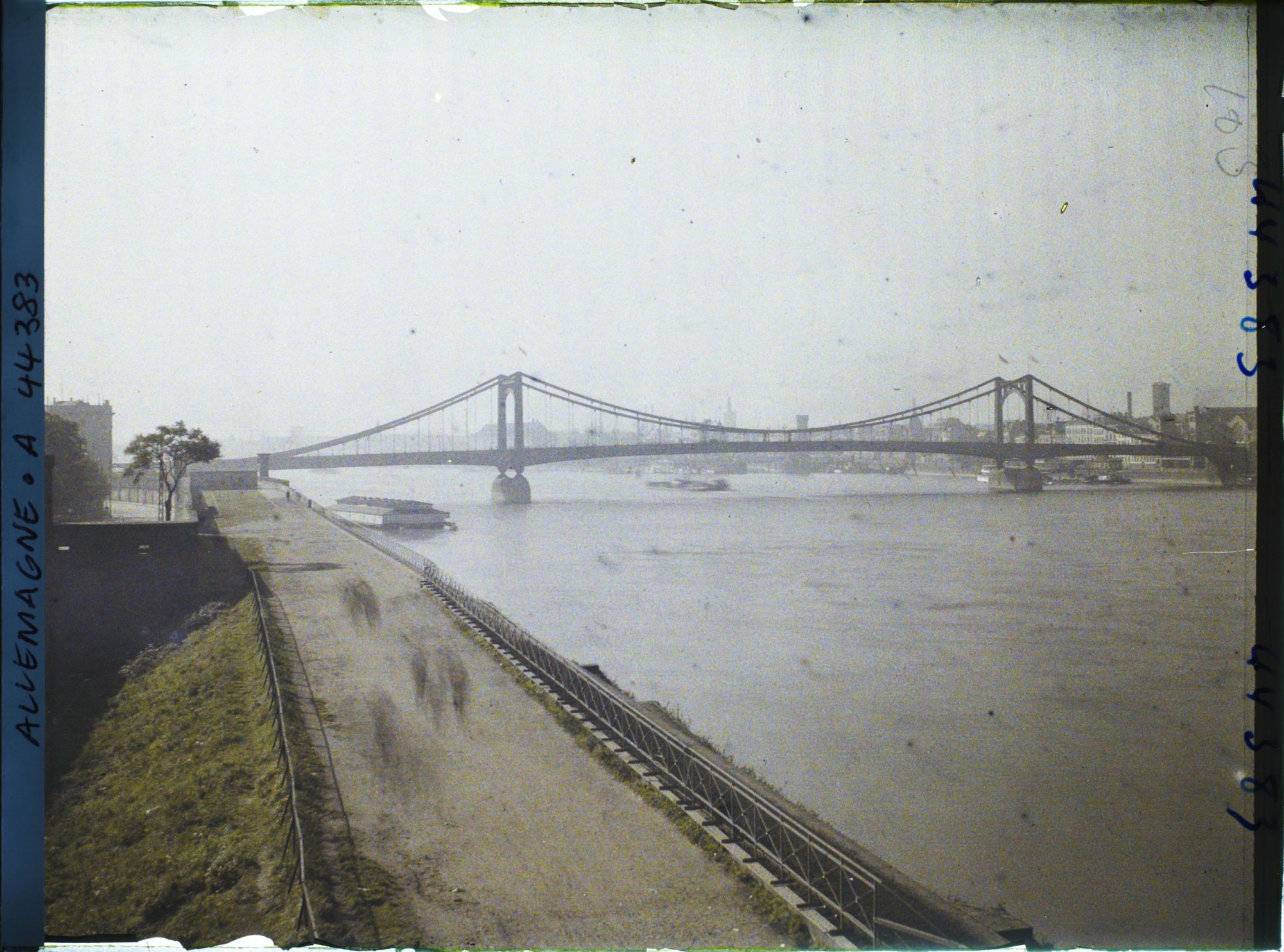 Image représentant Contre jour sur le nouveau pont