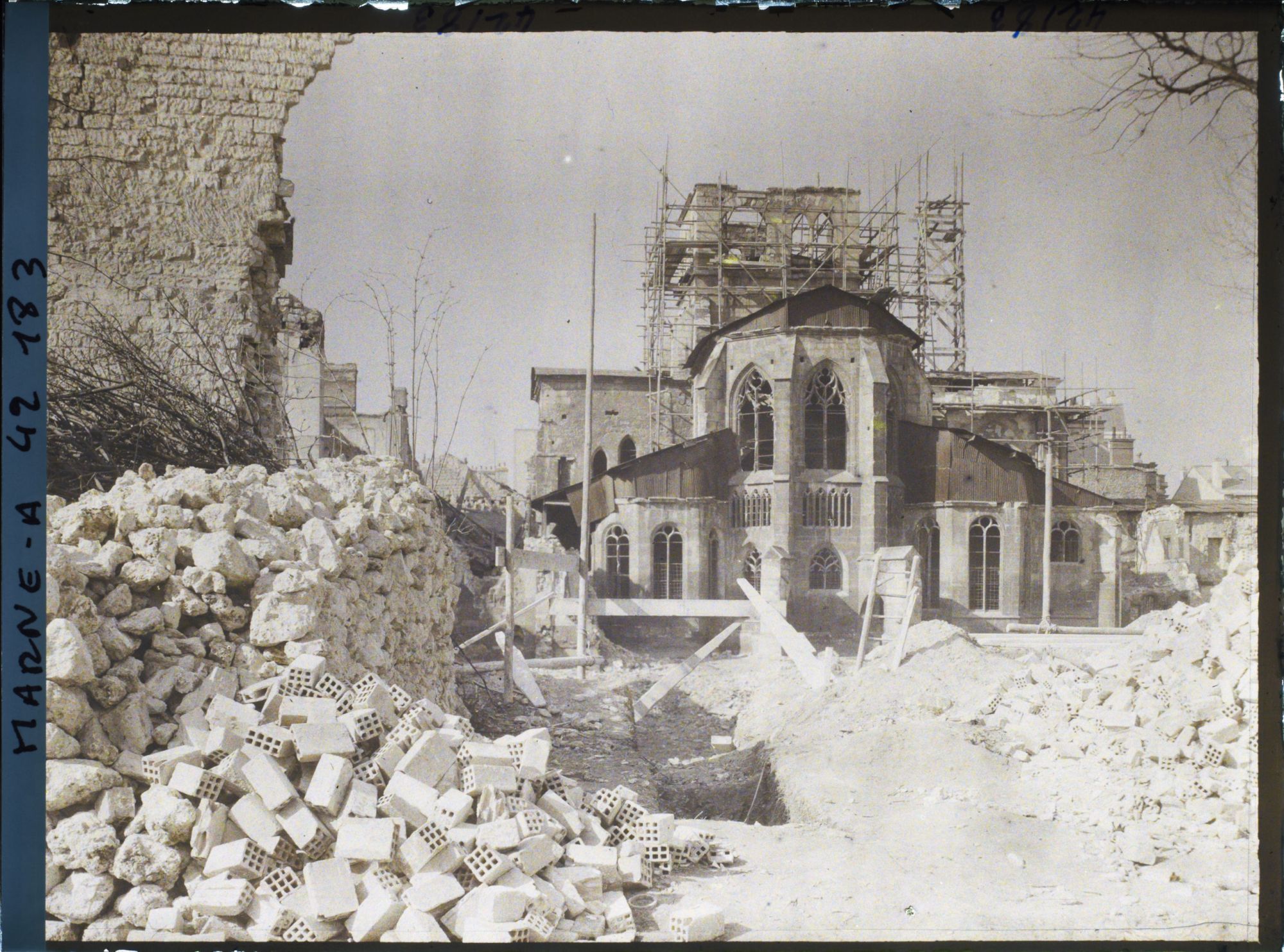 Image représentant France, Reims, Abside de l'Eglise St Jacques prise de plus loin