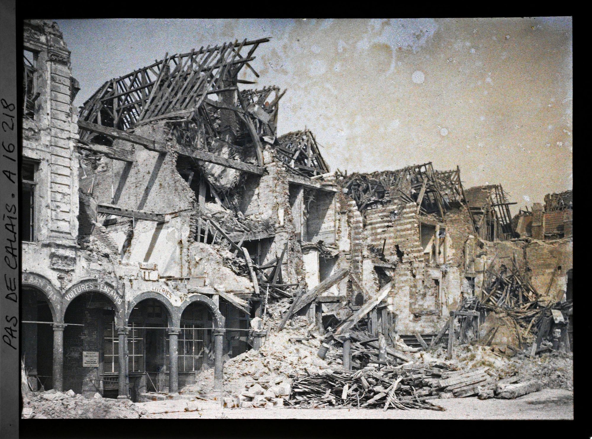 Image représentant France, Arras, Un Coin de la grande Place