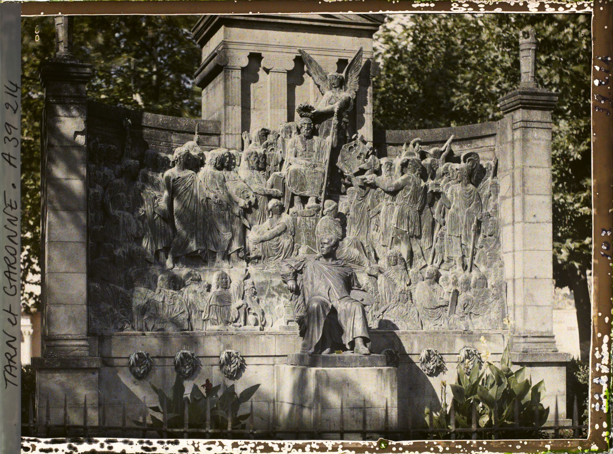 Image représentant Le monument à Ingres, promenade des Carmes
