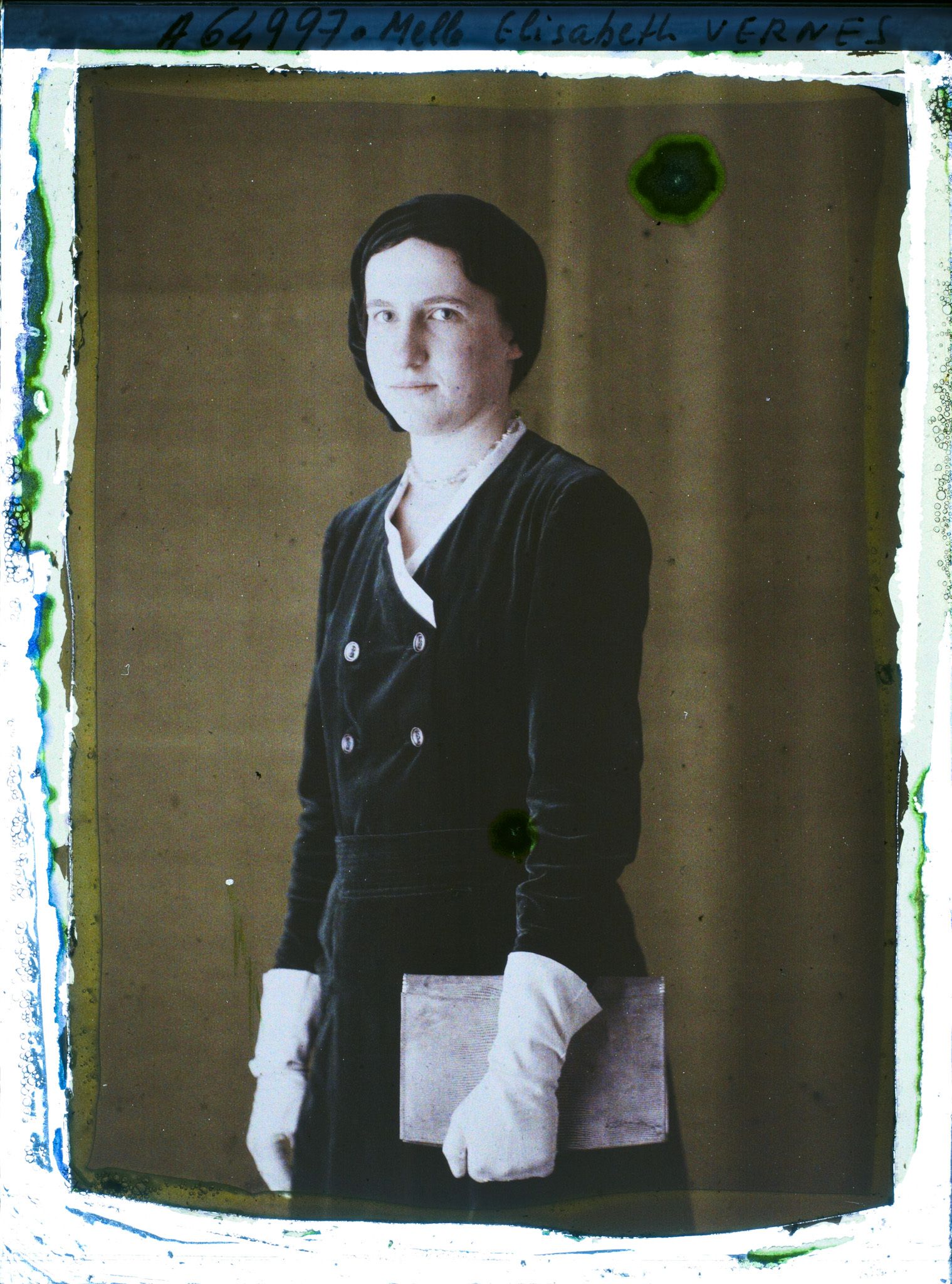 Image représentant https://musee-albert-kahn.s-museum.fr/home/NWQ2OTAwYzNmYjZlZTk1ZWQwODJmMjY4L2dlbmVyaWMtbm90aWNlLXRhYi9hdXRob3JpdHkvNjE3YTc5ZjVjZjhiODk2OGIzMzM3ZDIx/5d6900c3fb6ee95ed082f268/generic-notice-tab/authority/617a79ebcf8b8968b33379d0 Mademoiselle Elisabeth Vernes