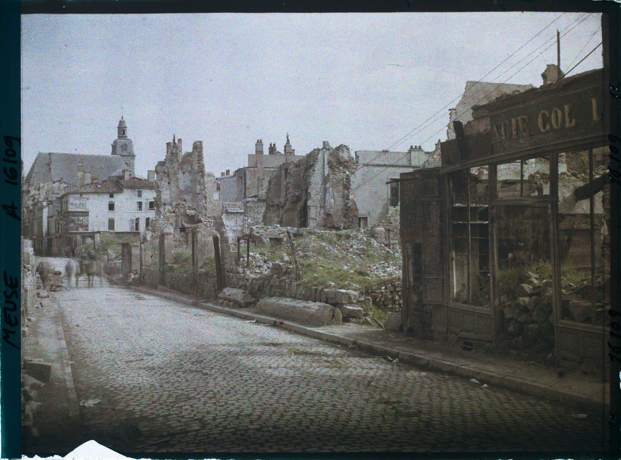 Image représentant France, Verdun, La rue Marzel, au fond, la Chapelle du Collège