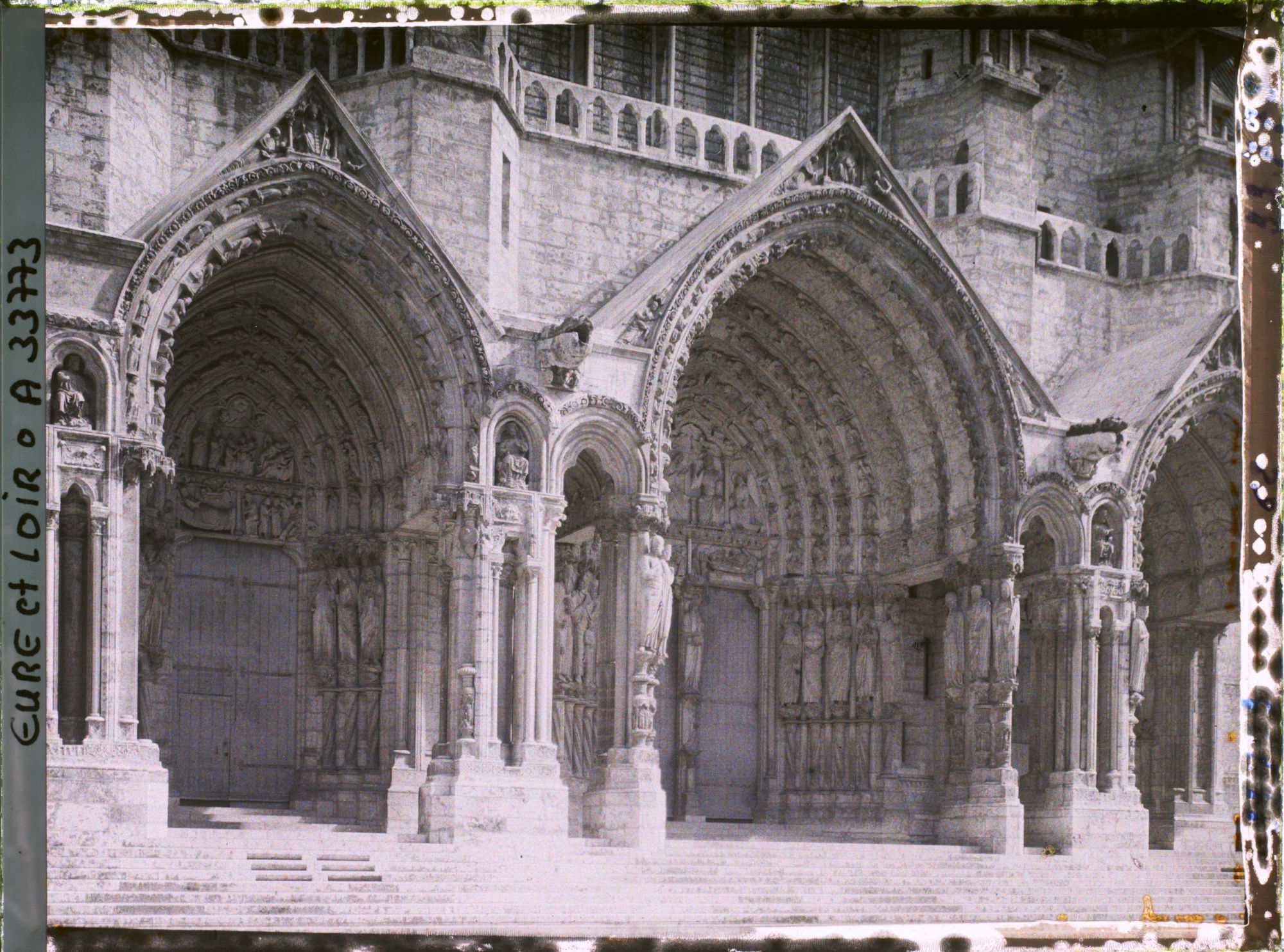 Image représentant Les trois entrées du portail nord de la cathédrale Notre-Dame