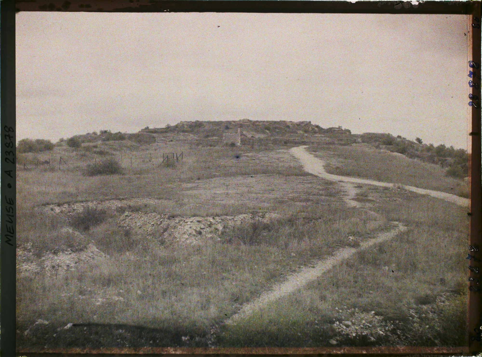Image représentant France, St Mihiel, Fort du Camp des Romains : Vue d'ensemble sur le fort prise bord du plateau