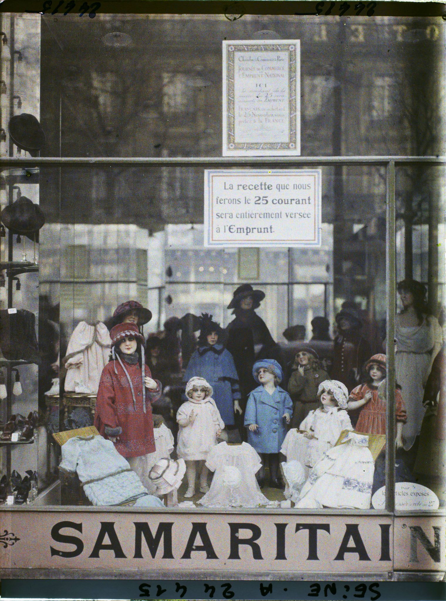 Image représentant Affichette sur une vitrine de la Samaritaine à l'occasion de la Journée du Commerce de l'emprunt national (25 novembre 1920)