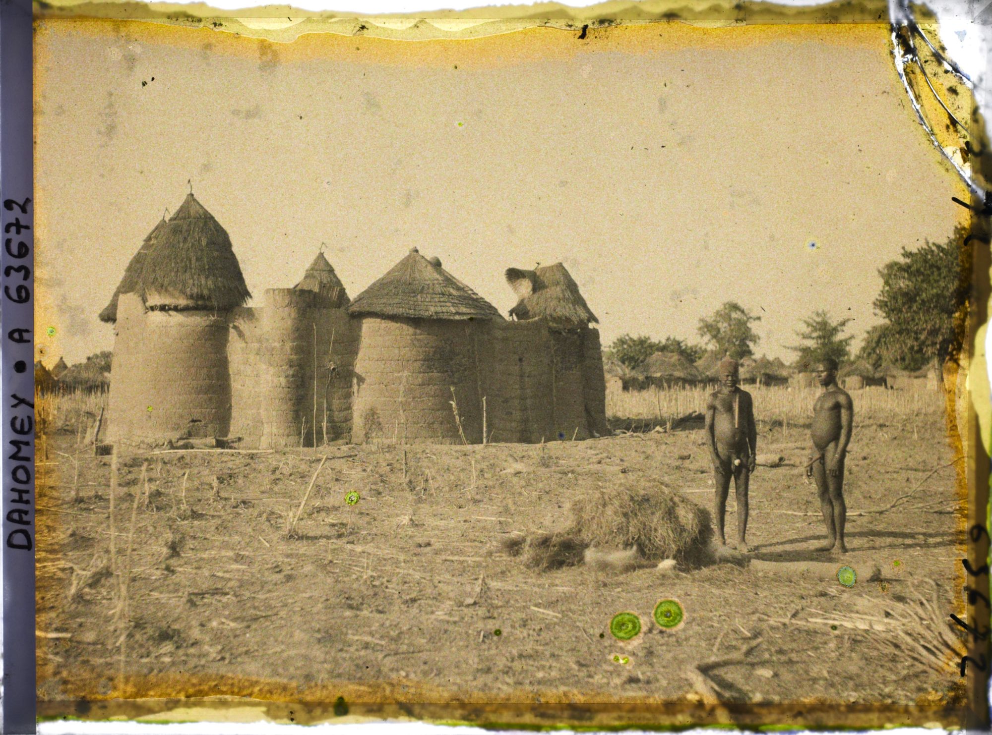 Image représentant Un tata (case) et deux indigènes de type somba