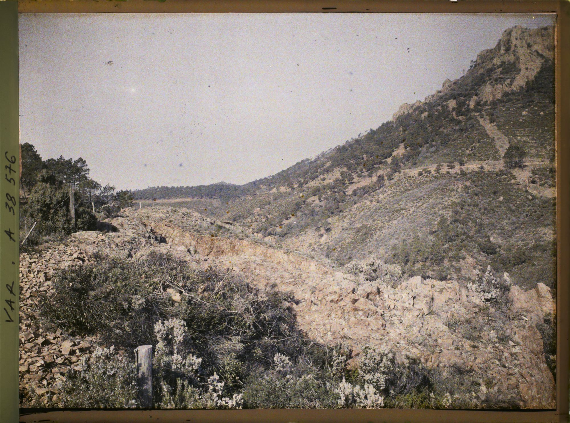 Image représentant La pointe du Trayas, vue prise à l'est
