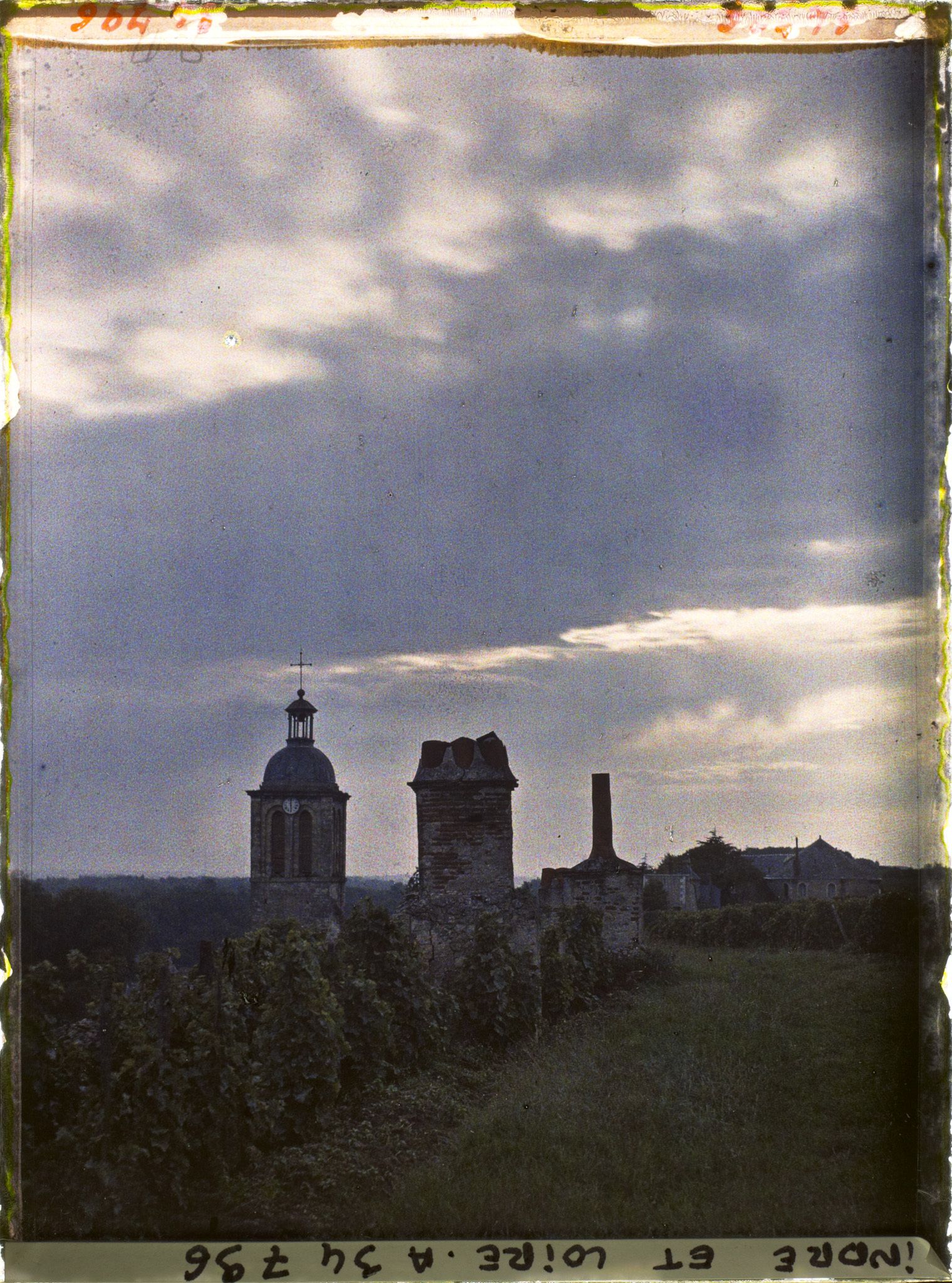 Image représentant Cheminées de maisons troglodytes et clocher du village