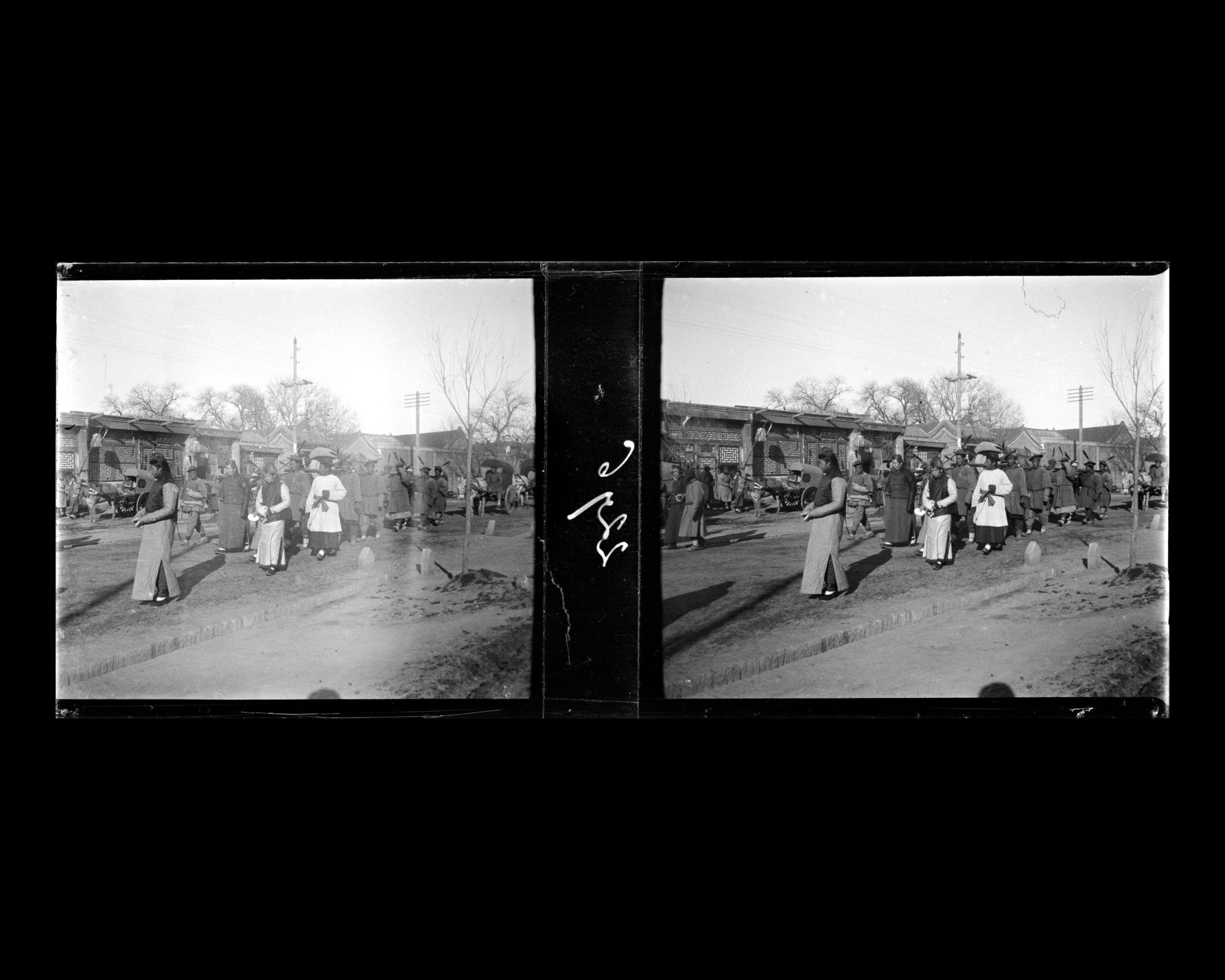 Image représentant Un cortège funéraire sur une grande avenue de la ville tartare est