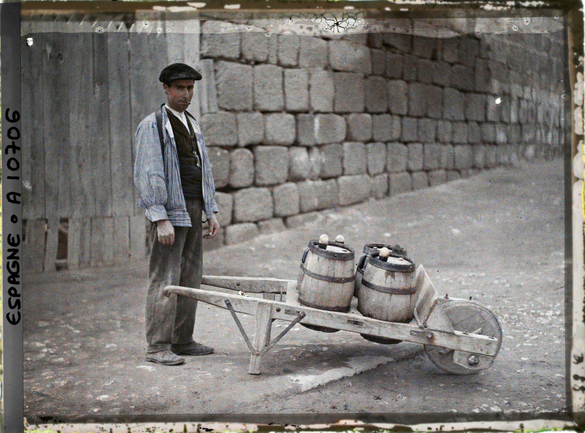 Image représentant Espagne, Avila, Le porteur d'eau et sa brouette à tonneaux