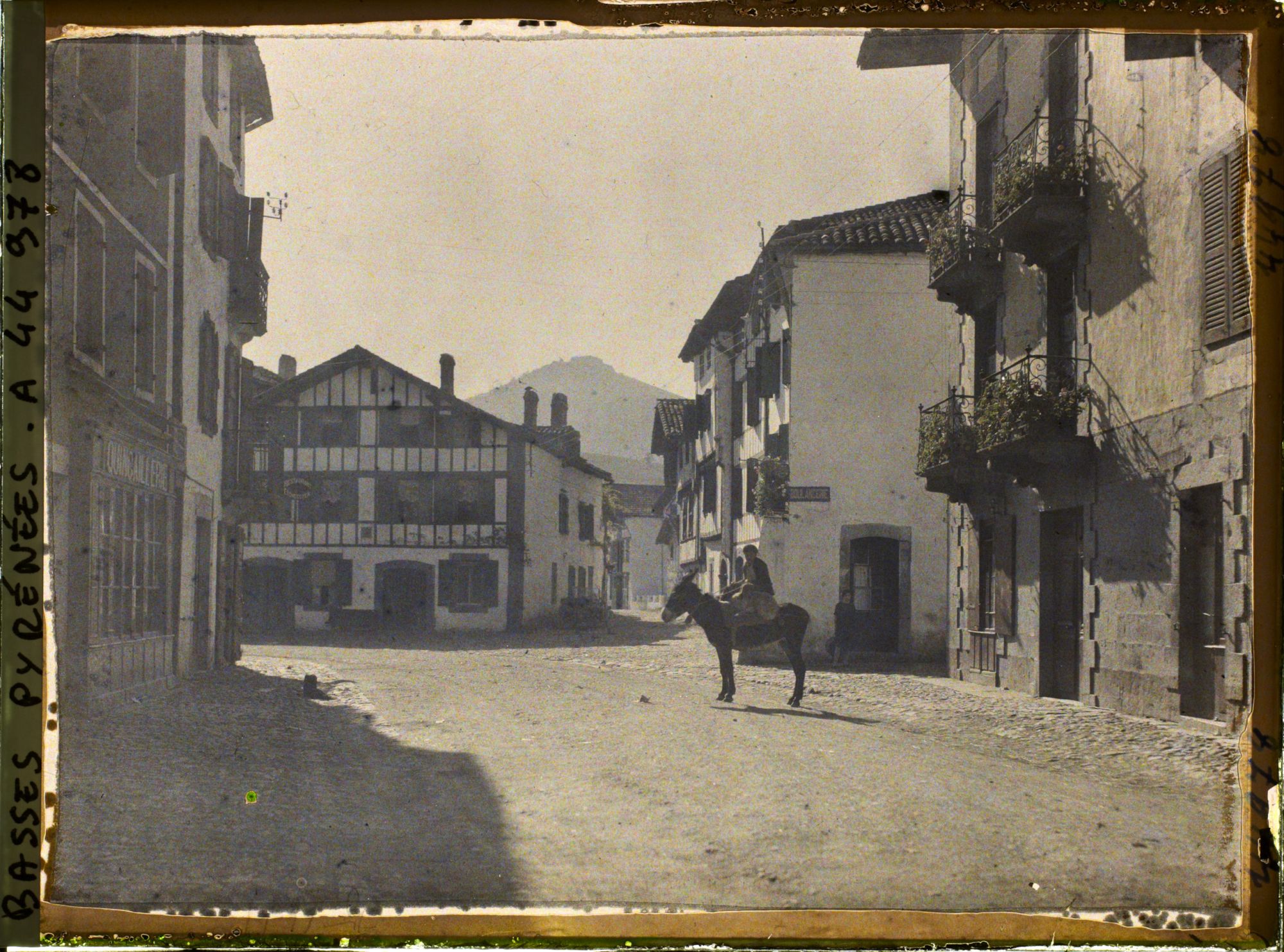 Image représentant France, Espelette, Dans le Village (Le Mondarrain au fond - âne monté à droite)