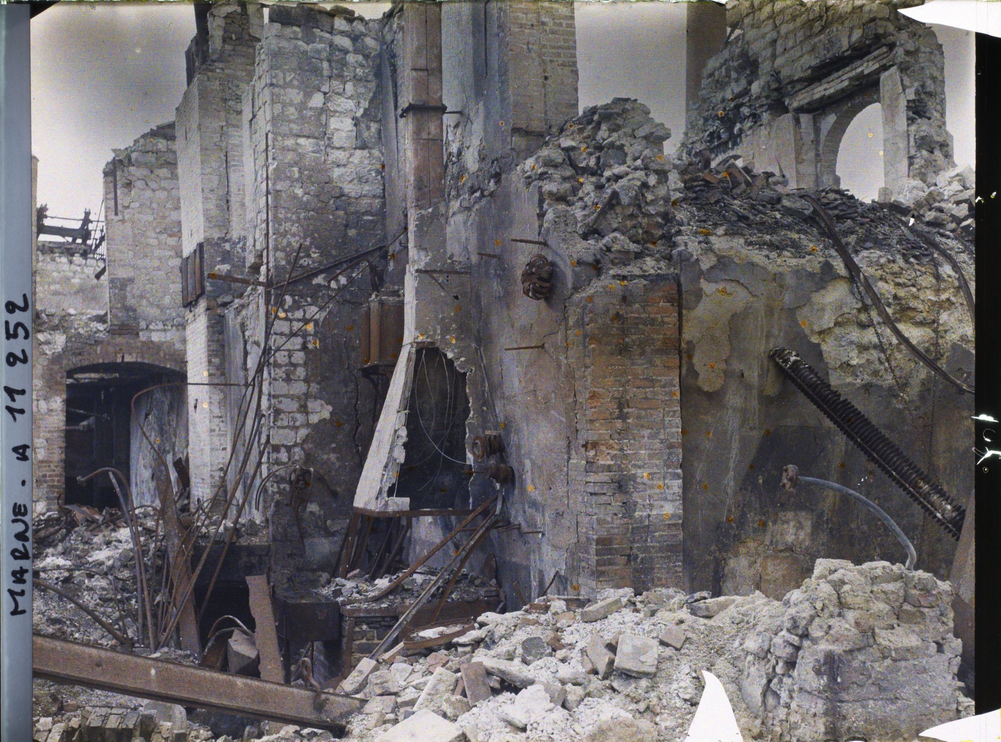 Image représentant Les ruines d'une forge, rue des Trois Raisinets