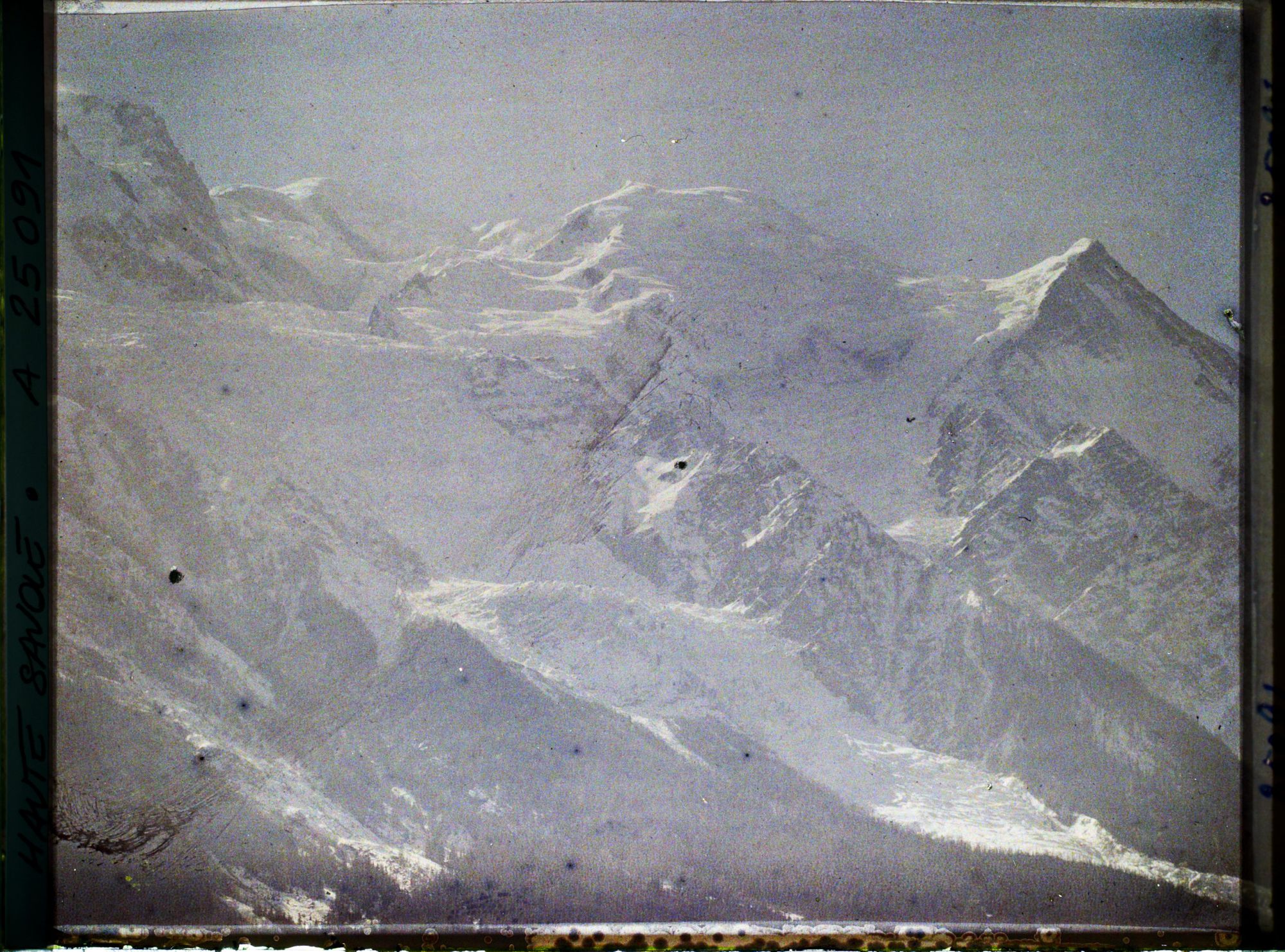 Image représentant France Les Alpes, Vallée de Chamonix. Lever de Soleil s/ le Mt Blanc, le Dome et l'aiguille du Goûter 10 heures
