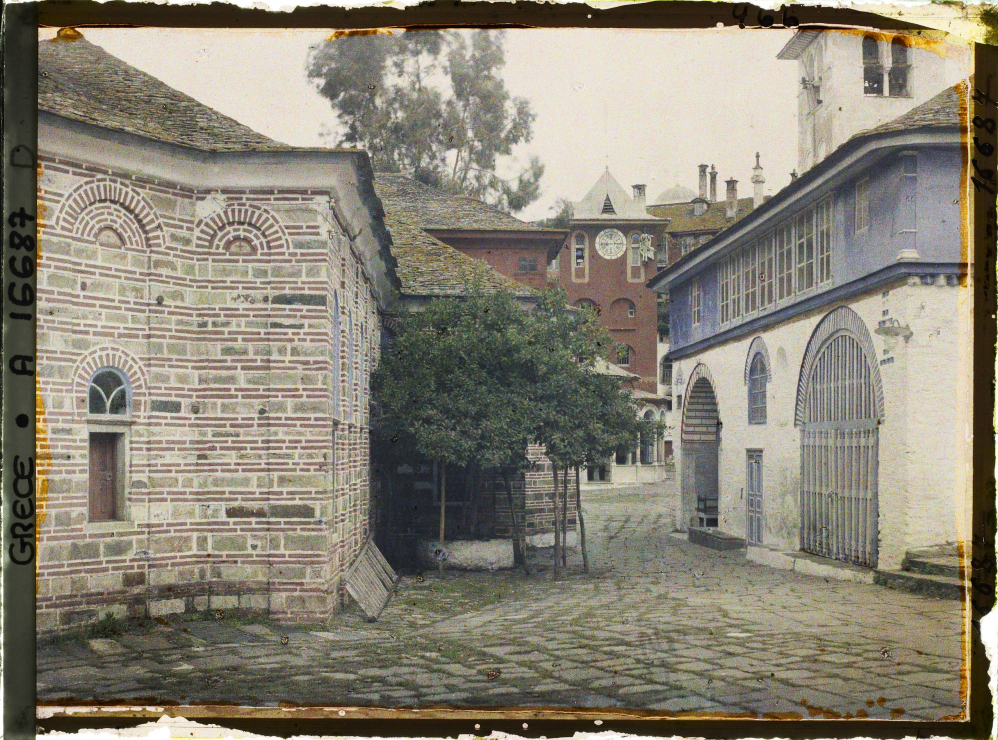 Image représentant Turquie, Mont Athos, Vatopédi, Une partie de la Cour du Monastère.