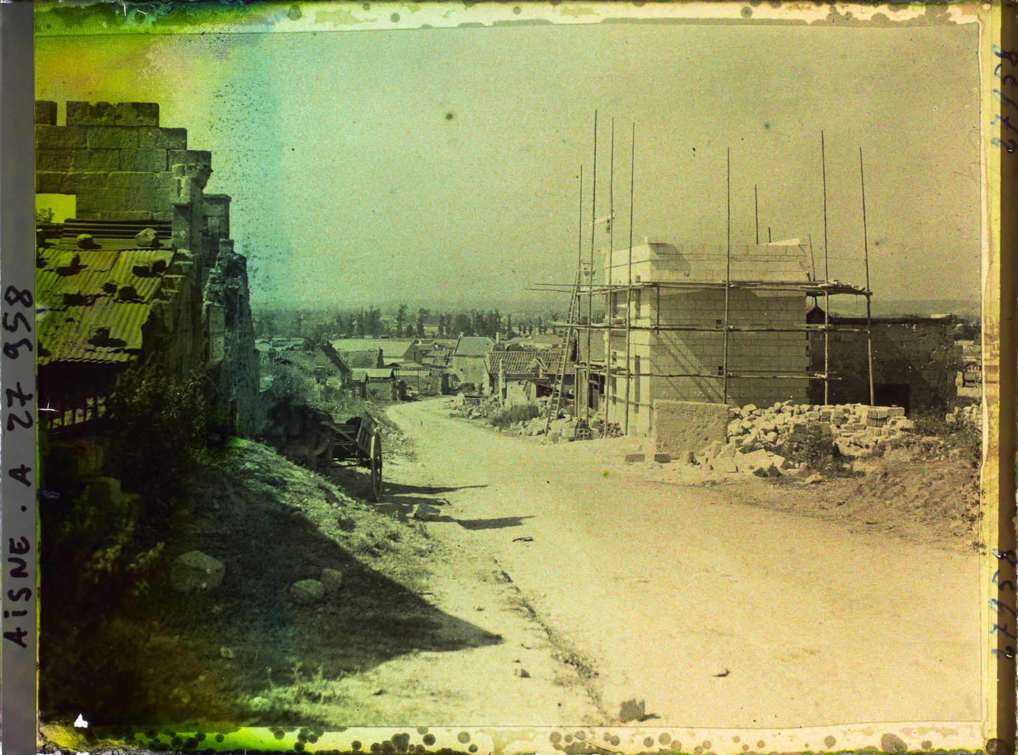 Image représentant France, Crouy, Un Aspect de Crouy avec maison en Construction