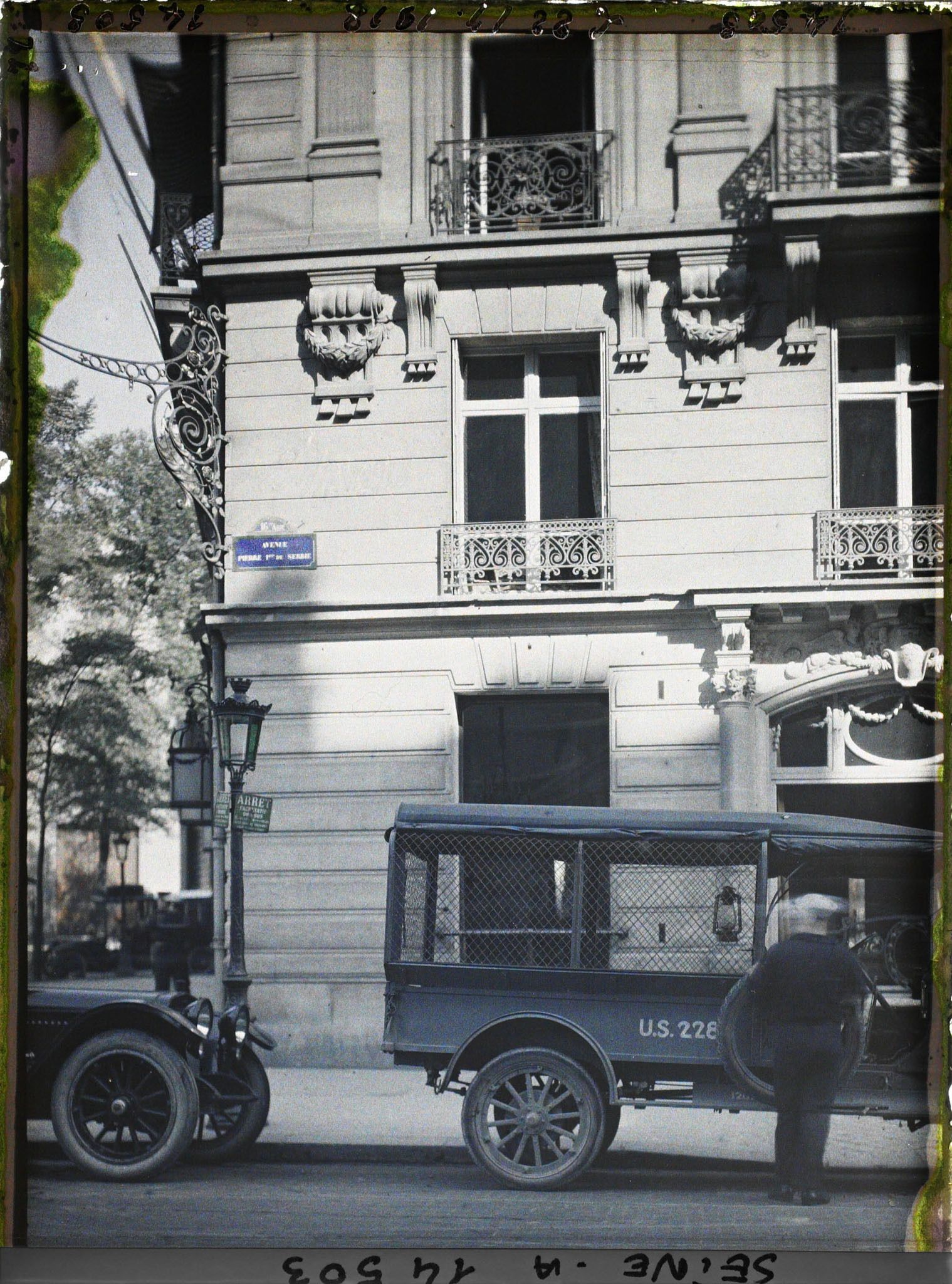 Image représentant Plaque "avenue Pierre Ier de Serbie", à l'angle de la place d'Iéna